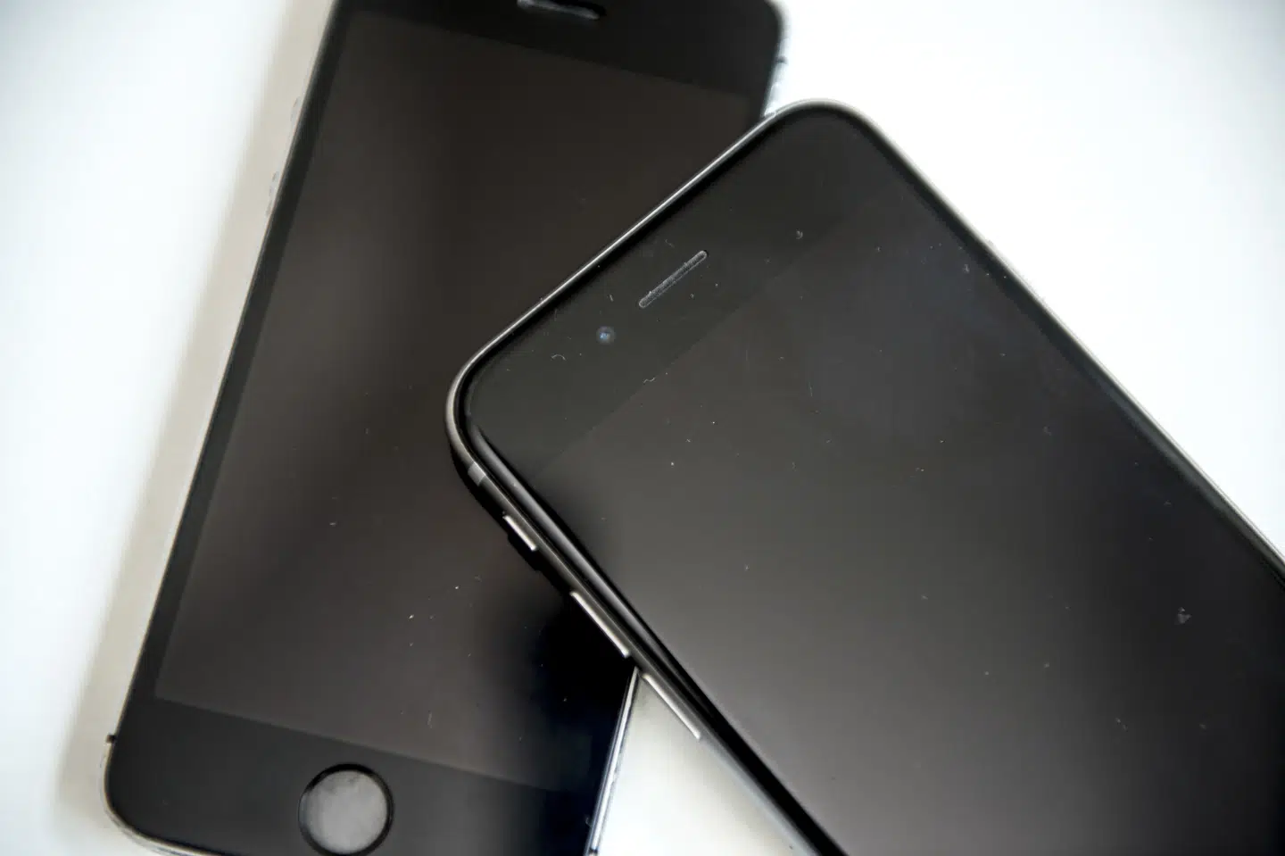 Når børn omkring otteårsalderen får deres første smartphone, så accelerer deres digitale liv. Det kan føre dem ind i en digital jungle, som forældrene skal hjælpe med at navigere igennem, lyder rådet fra Red Barnet. (Arkivfoto).