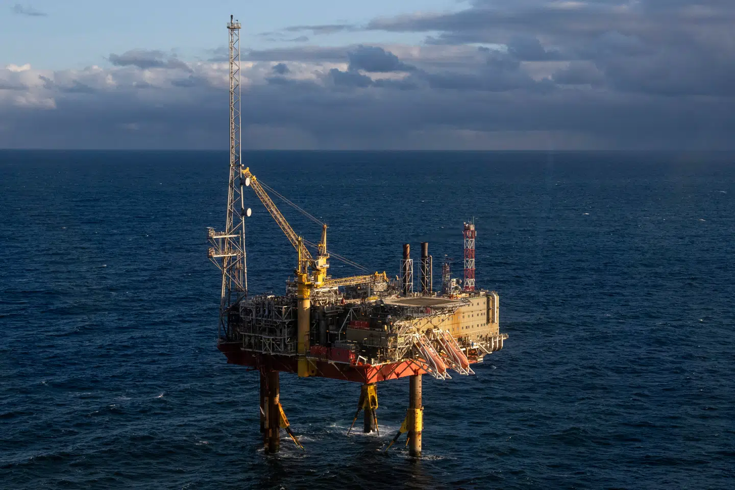 Regeringen vil forlænge tilladelserne til at hente olie og gas op fra undergrunden i Nordsøen for at sikre energiforsyningerne i Europa, men eksperter advarer mod den nye jagt.