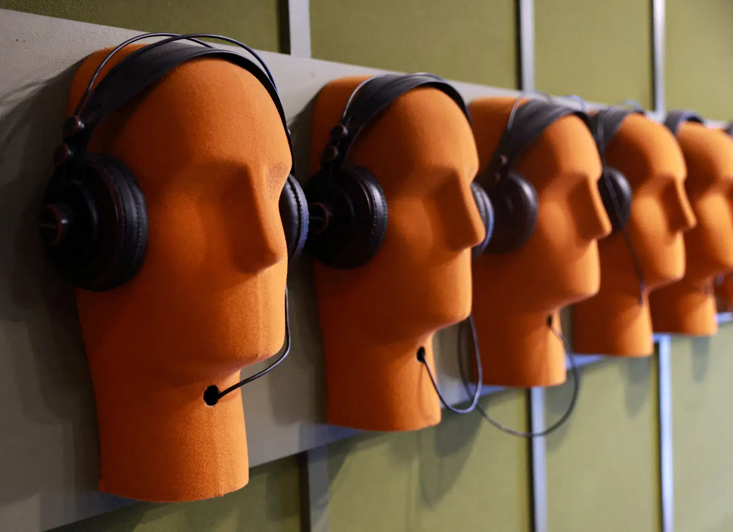 Hovedtelefoner og ørepropper rummer kemiske stoffer, som kan være skadelige ved længere brug, viser ny undersøgelse.