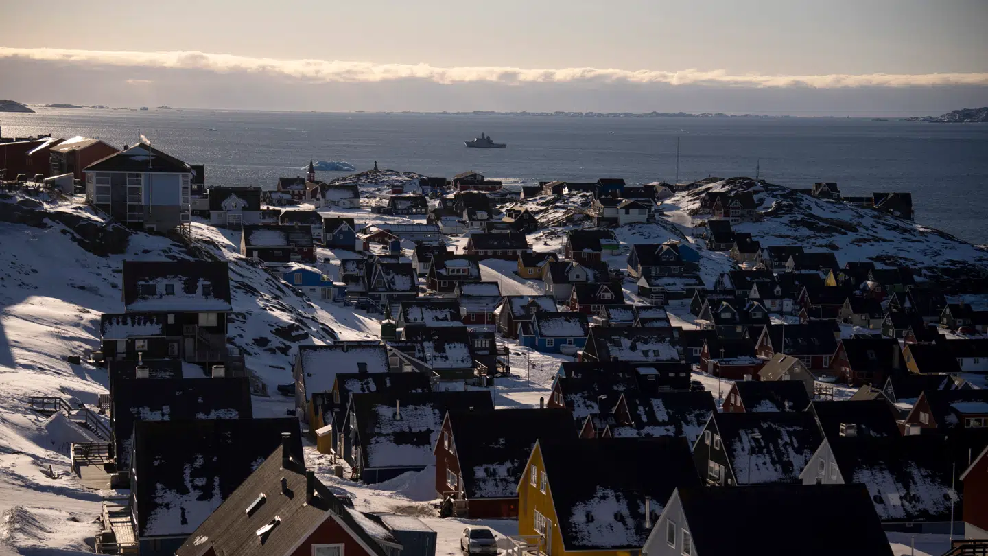 Den amerikanske ubåd dukkede pludselig op ud for Nuuk. Her ses det danske patruljeskibet 'HDMS Knud Rasmussen' samme sted i weekenden.