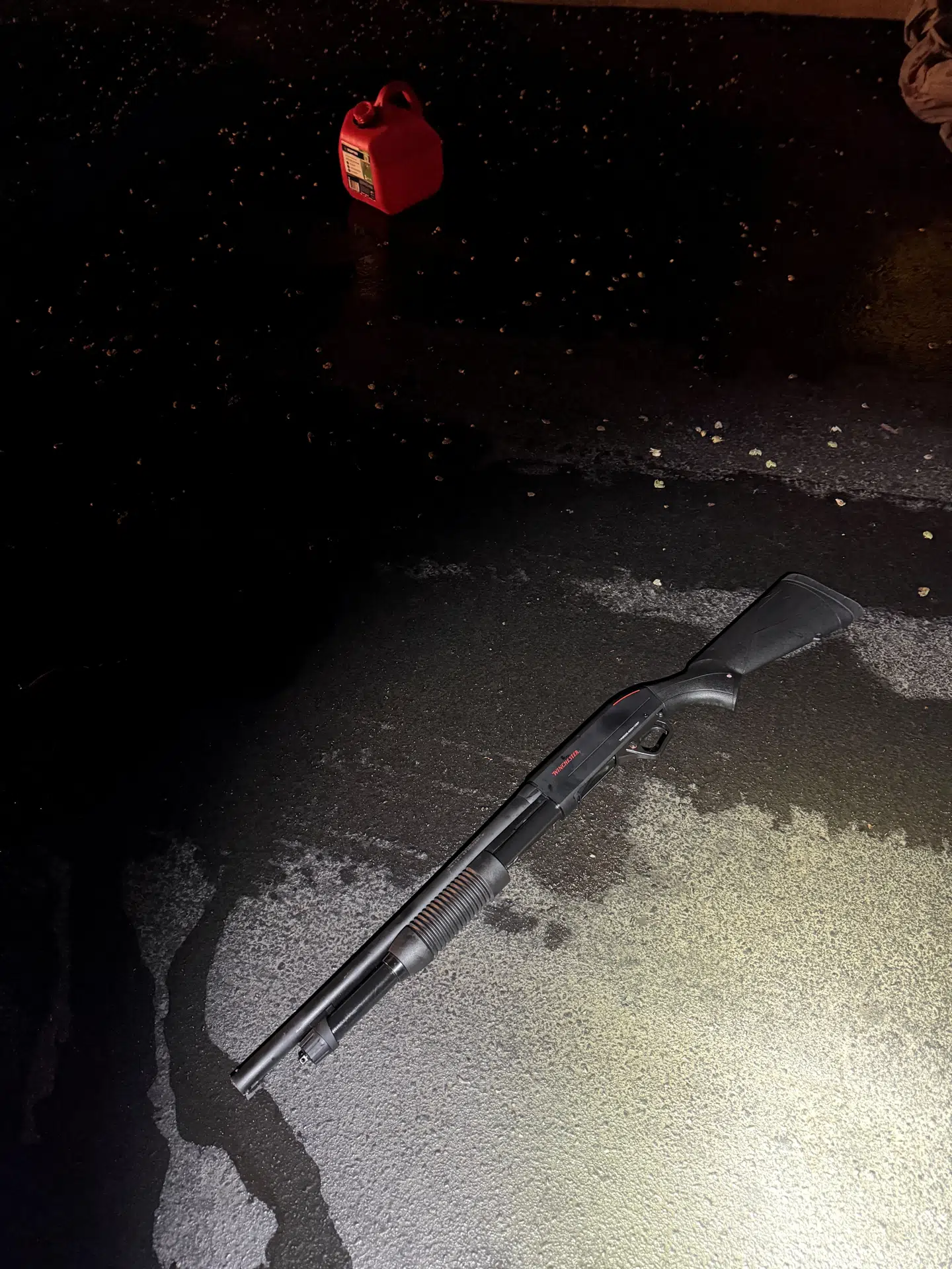 Her ses benzindunken og geværet, som Austin Tucker Martin var i besiddelse af, da han blev dræbt.