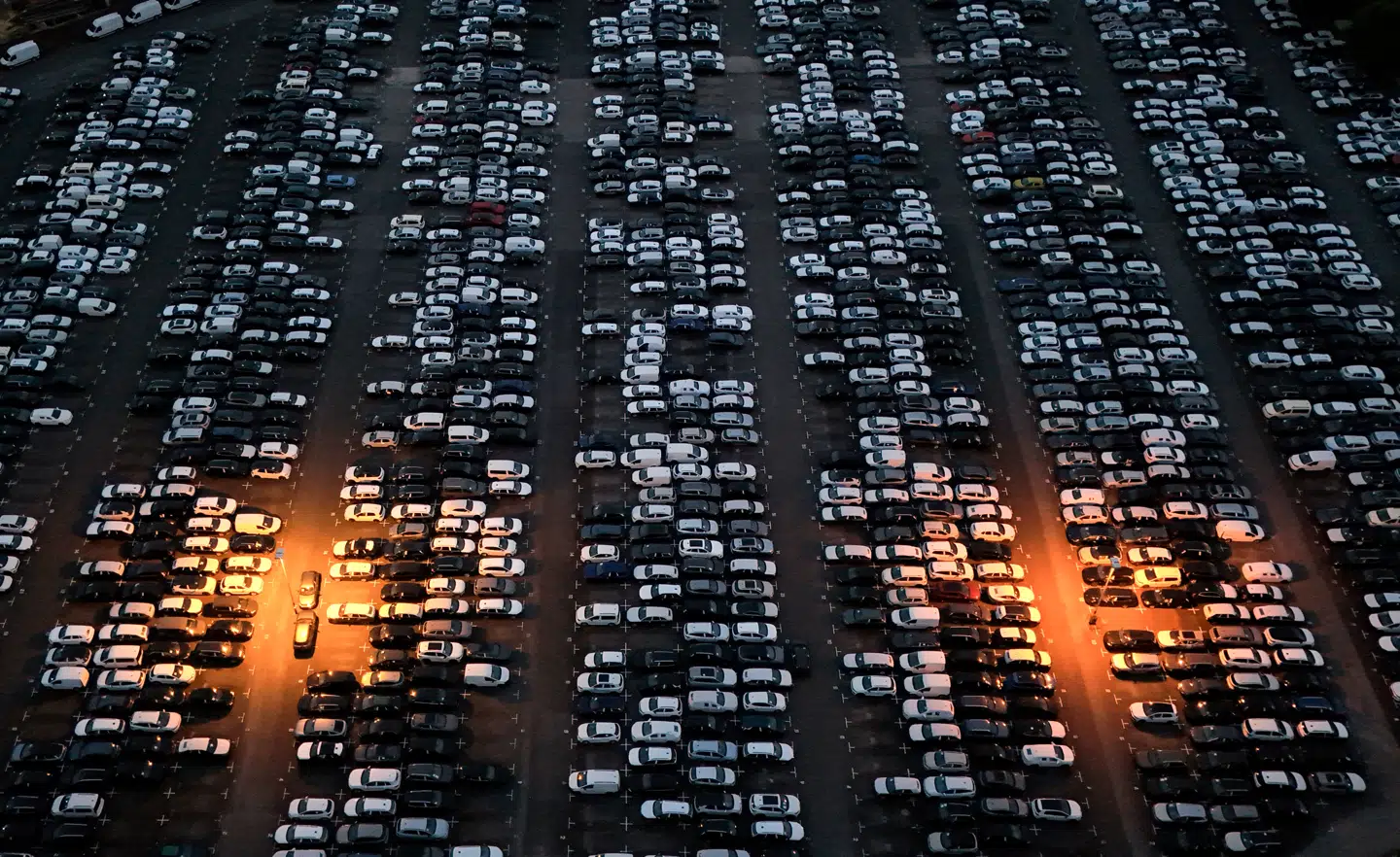 De færdigproducerede biler holder klar i Essen i det vestlige Tyskland, men bilsalget går tilbage på Europas største bilmarked, og det præger også flere af de øvrige store europæiske markeder.