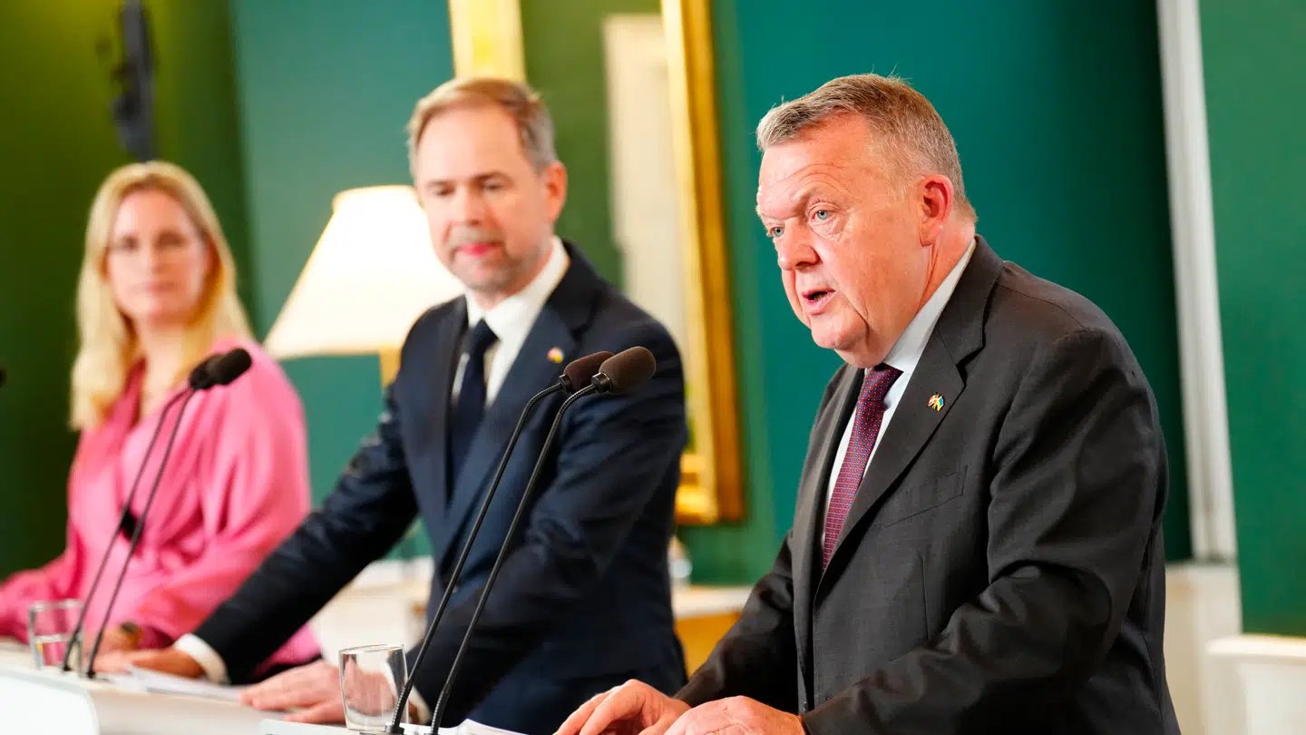 Finansminister Nicolai Wammen (S), udenrigsminister Lars Løkke Rasmussen (M) og økonomiminister Stephanie Lose (V) præsenterer regeringens 2035-plan på et pressemøde i Finansministeriet i København, tirsdag.