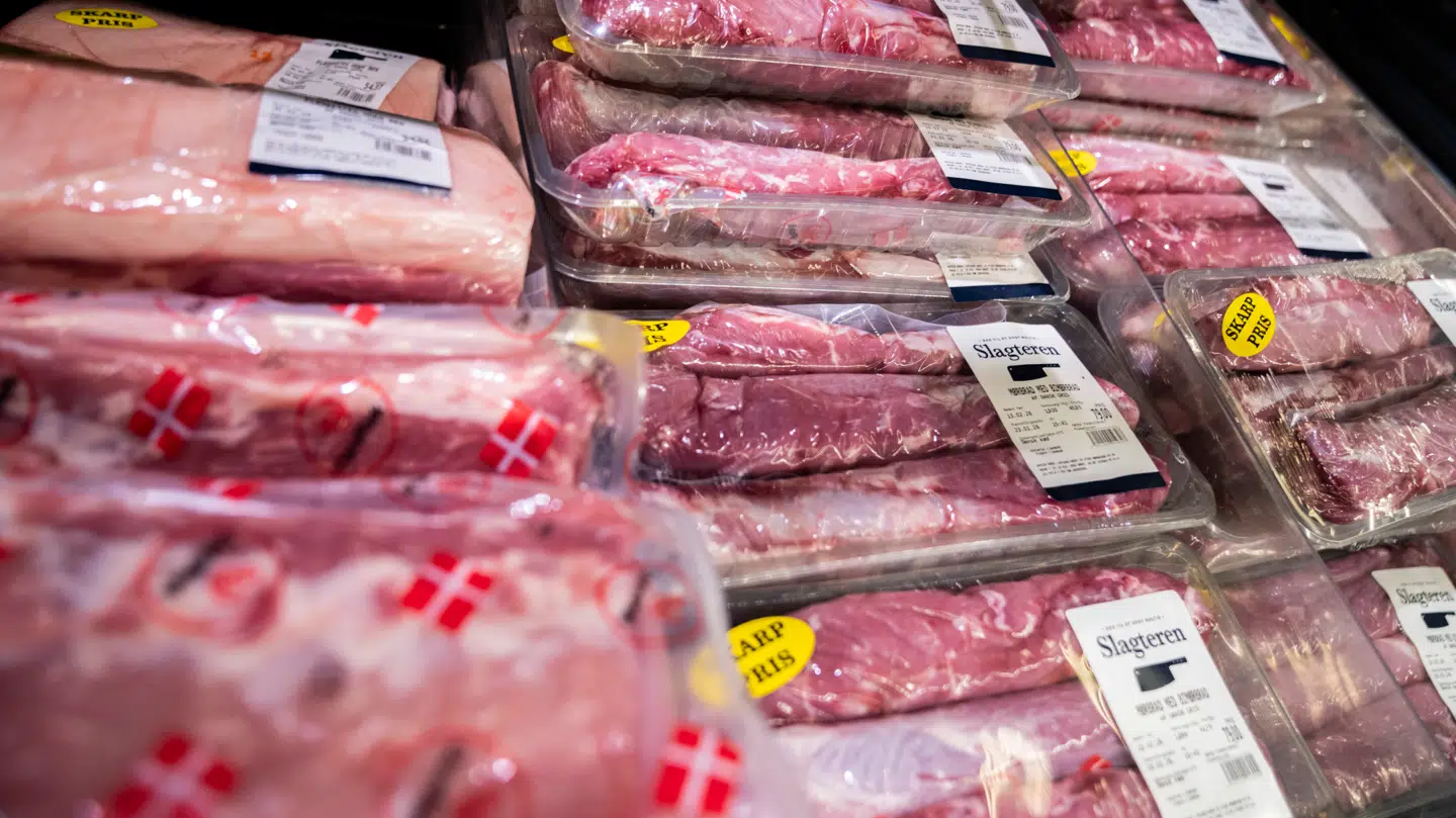 Vi bør kun spise 350 gram kød om ugen, men i gennemsnit spiser vi det dobbelte, viser nye tal fra DTU.