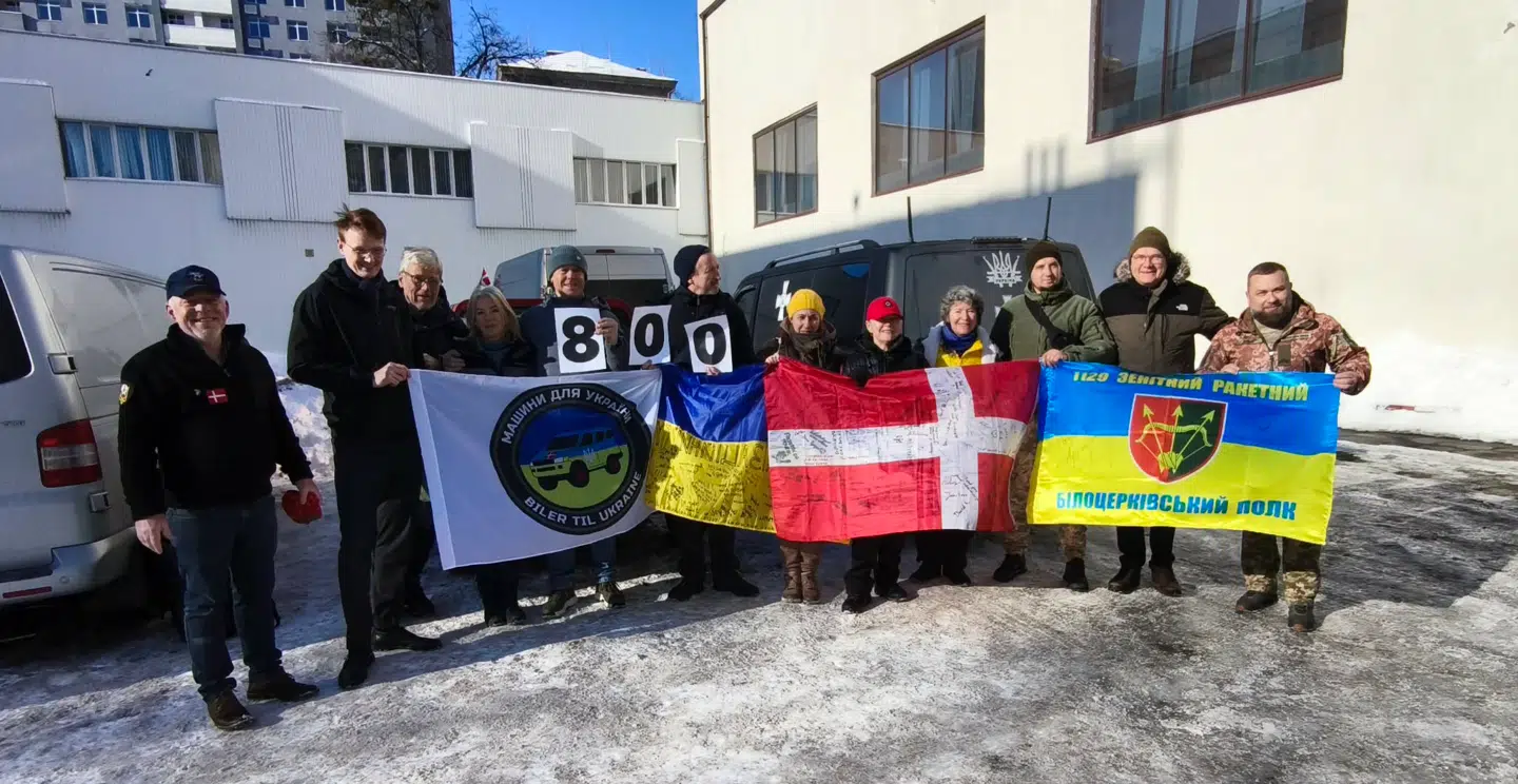 Her ses Jesper Lindholt, mens han sammen med en gruppe frivillige fejrer, at hans initiativ, »Biler til Ukraine«, har kørt 800 biler til landet.