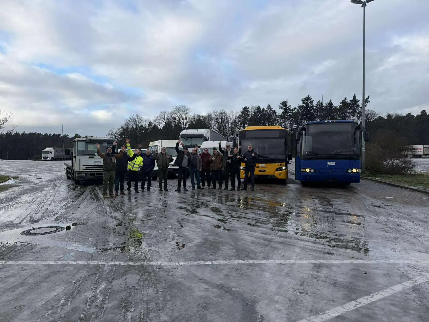 Her ses et hold frivillige, der kører busser og lastbiler til Ukraine.