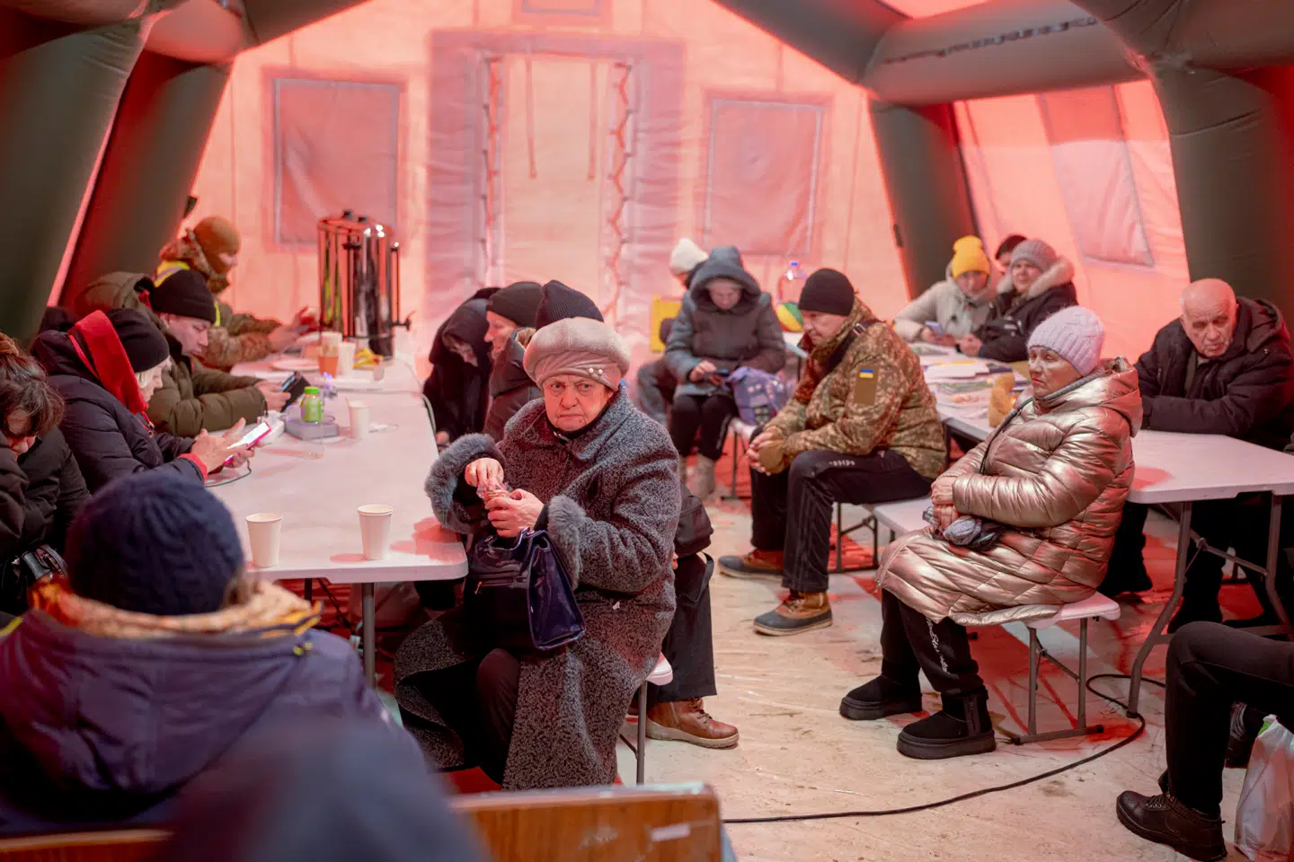 Borgere I Kyiv holder varmen i et telt i den østlige del af byen. Udenfor er der tocifrede minusgrader. Efter fire års krig står både Ukraine og Rusland hårdt sårede tilbage – militært, økonomisk og politisk.