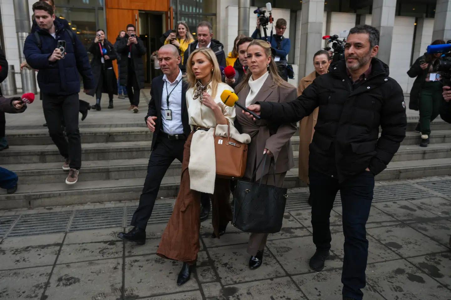 Stort presseopbud omkring Nora Haukland, da hun tirsdag forlod retten med sin advokat.