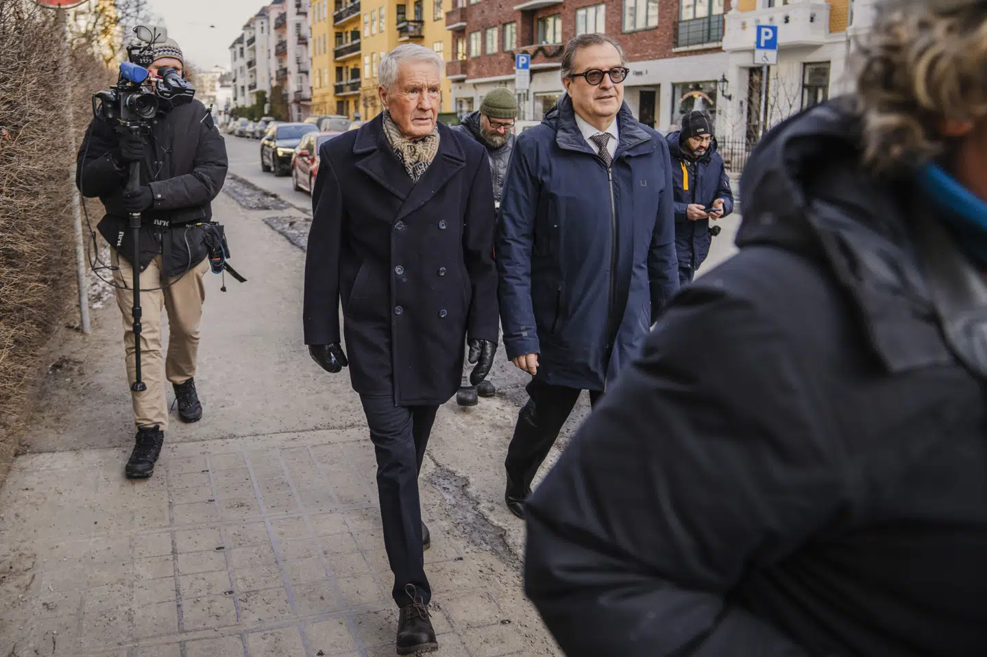 Thorbjørn Jagland til venstre går sammen sin advokat Anders Brosveet til højre, da de to forlader Jaglands bolig i Frogner, da Økokrim ransagede den tidligere i februar. (Arkivfoto).
