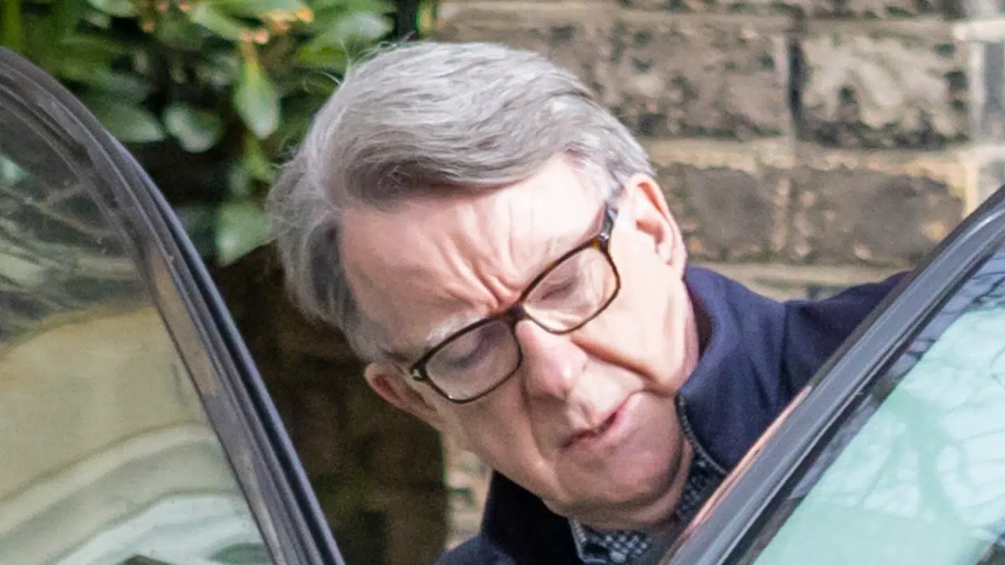 Peter Mandelson blev mandag anholdt af britisk politi. Han er mistænkt for embedsmisbrug.