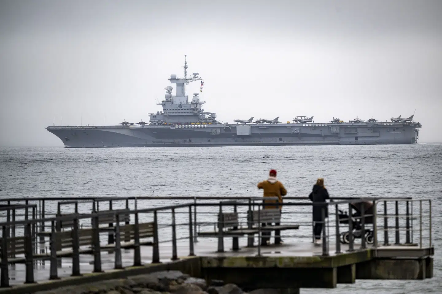 "Charles de Gaulle" passerer i Øresund den svenske by Helsingborg tirsdag.