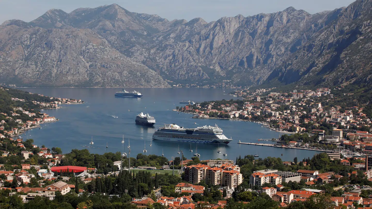 Landet har fanget danskernes interesse.