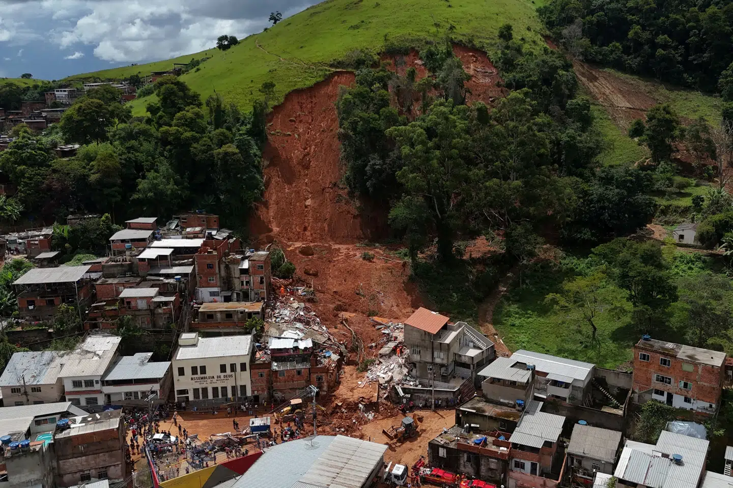 Bygninger er kollapset efter jordskred i Juiz de Fora.