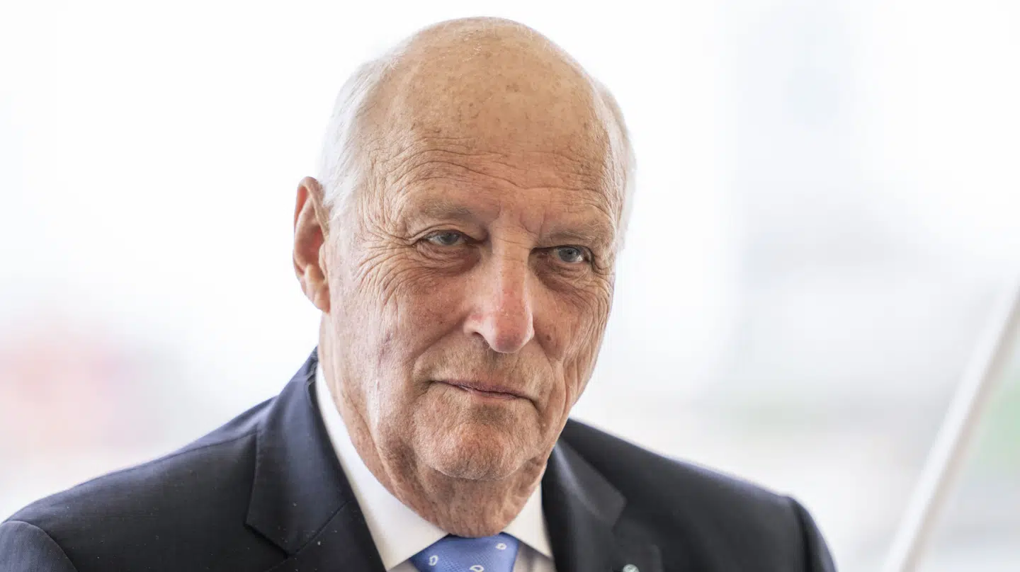 Kong Harald har siddet på tronen siden 1991. Han og dronning Sonja har to børn, kronprins Haakon og prinsesse Märtha Louise. Her ses kongen under besøg i Danmark i 2023.