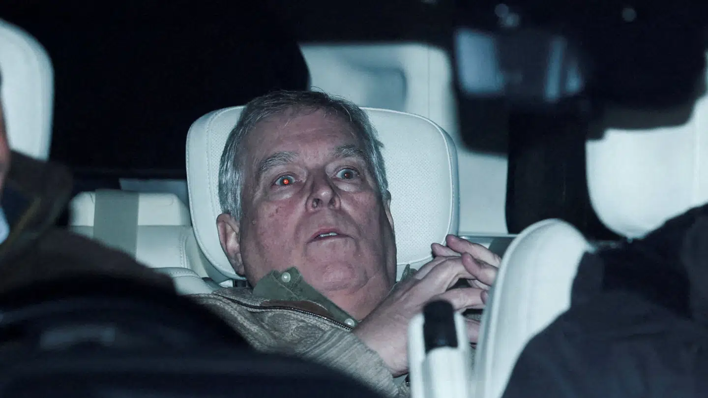 Arkivfoto: Andrew Mountbatten Windsor på bagsædet en bil.