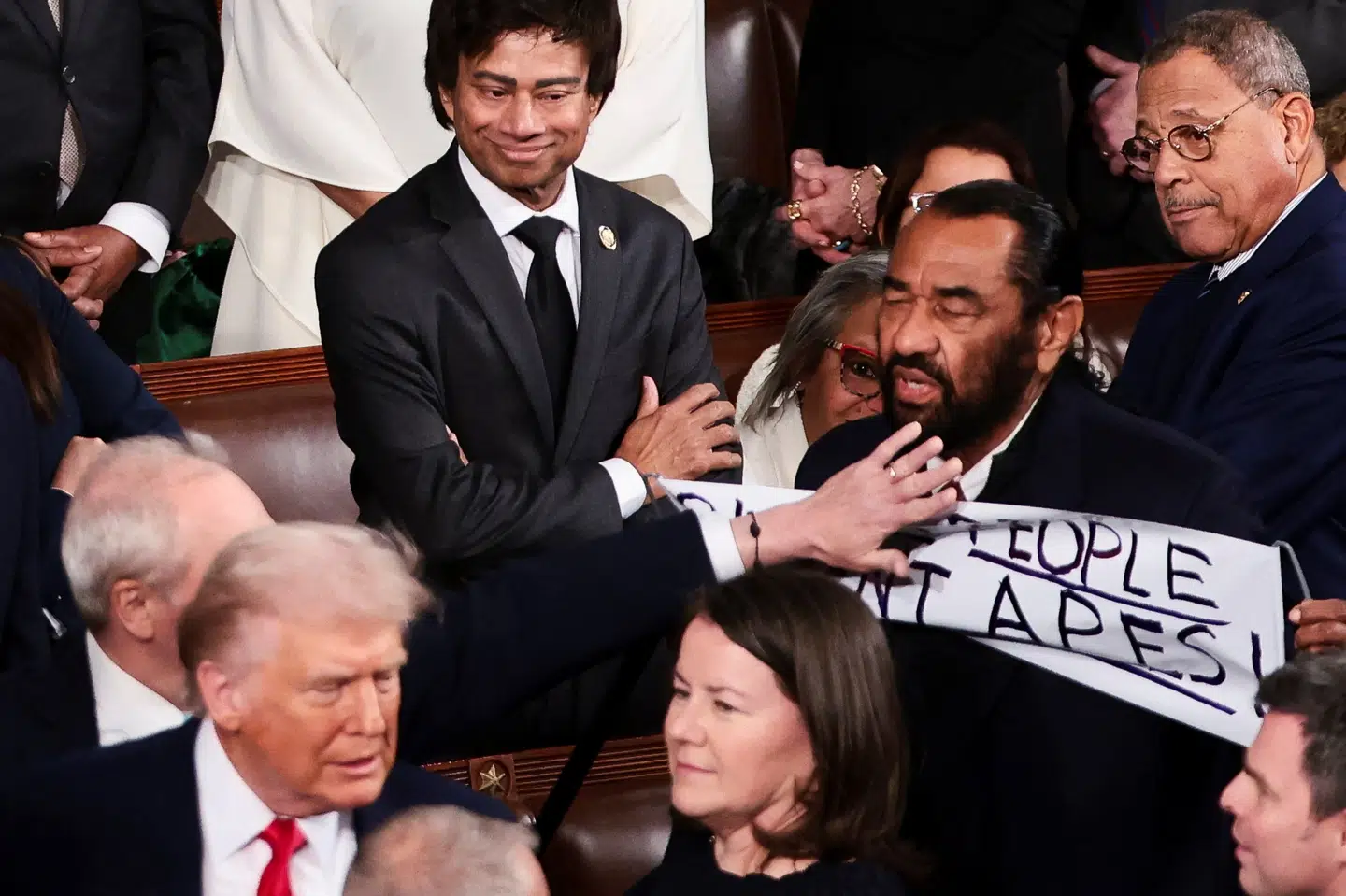 En person så ud til at ville fravriste demokraten Al Green et skilt, som han holdt op, da USA's præsident, Donald Trump, trådte ind i kongresbygningen natten til onsdag dansk tid.