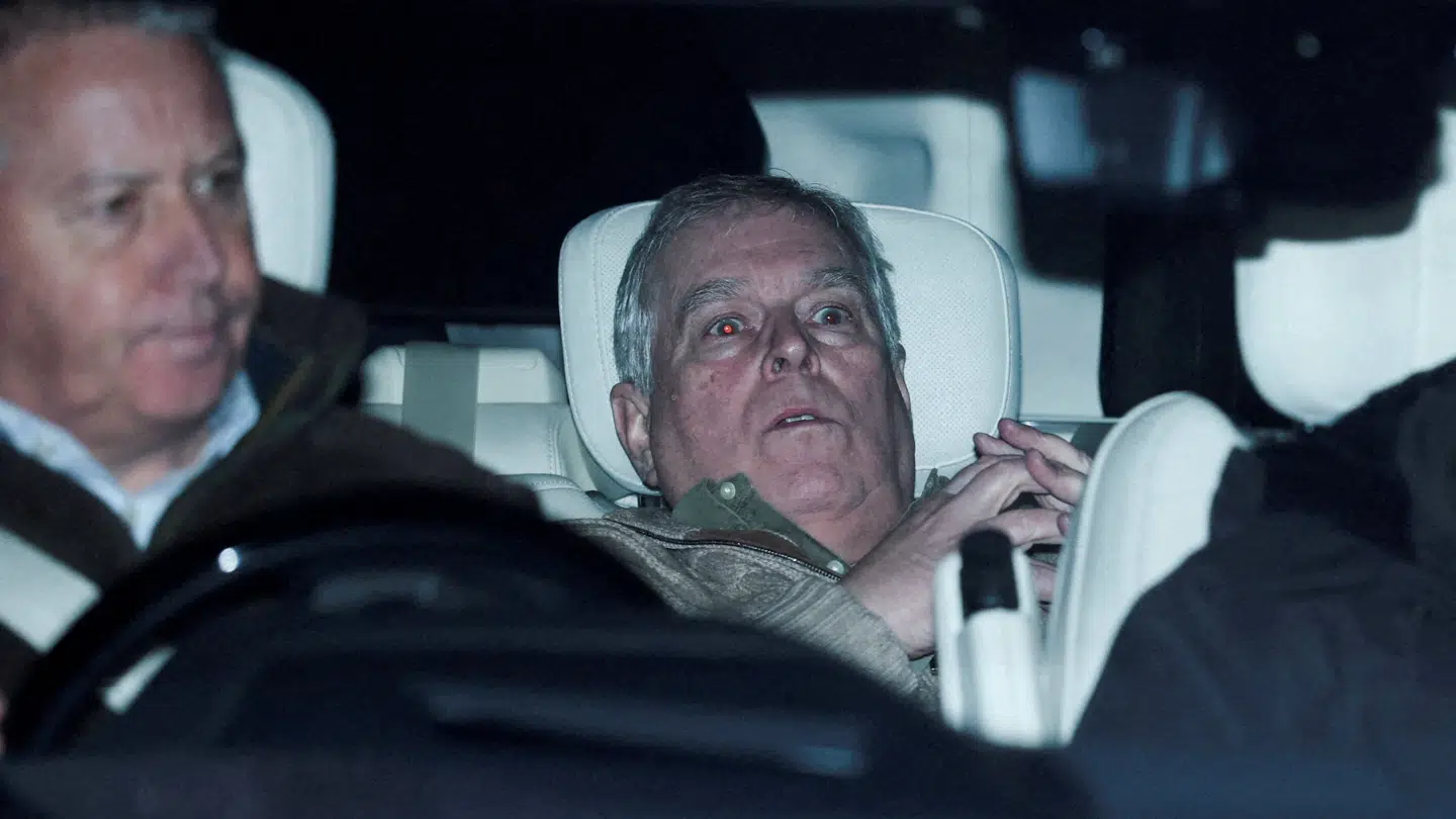 Her ses Andrew Mountbatten-Windsor forlade Aylsham Police Station dagen efter, han i sidste uge blev anholdt under mistanke om embedsmisbrug.