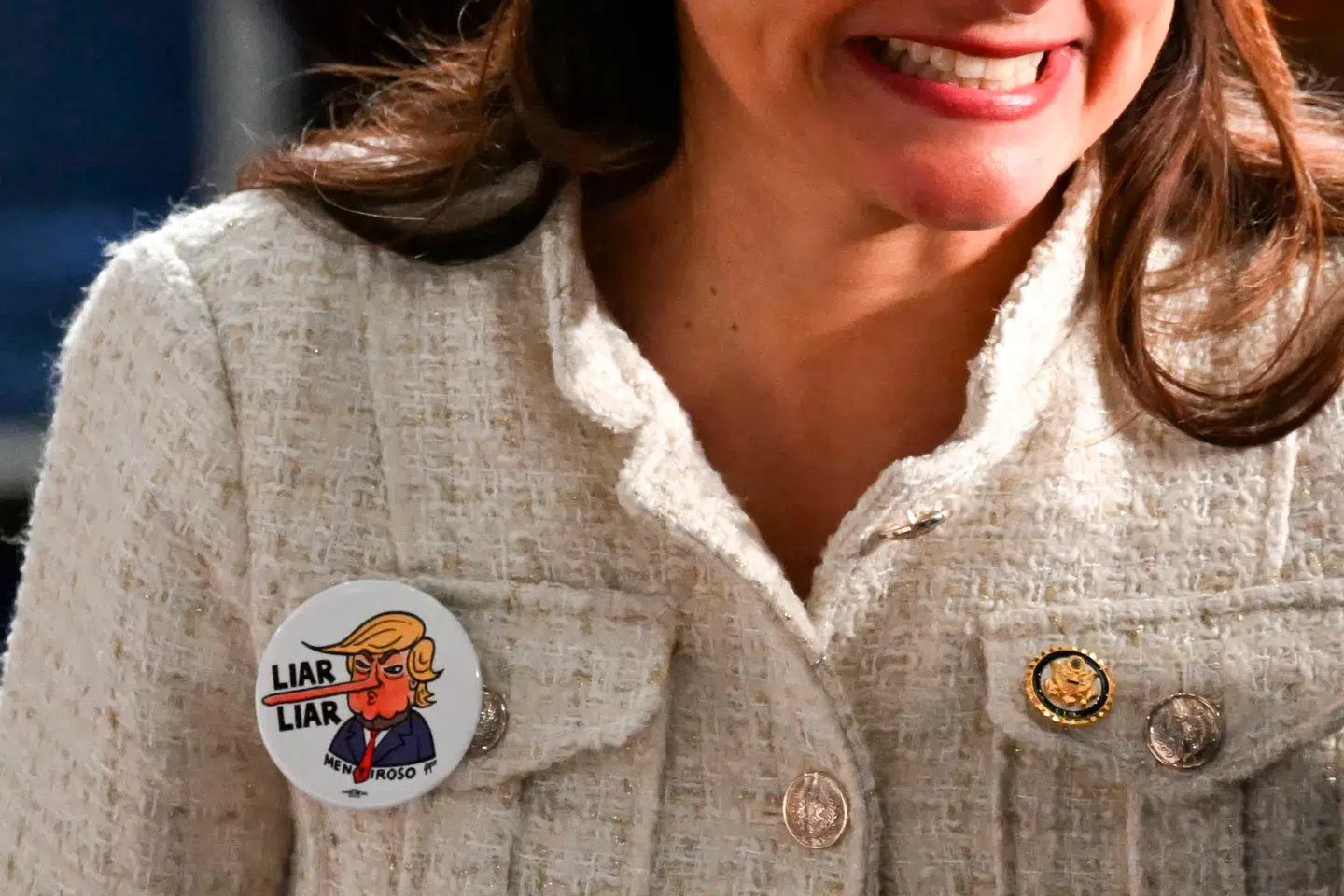 Nanette Barragán, demokratisk kongresmedlem fra Californien, bar denne pin, da hun ankom til Kongressen natten til lørdag: 'Liar, liar', står der på den.