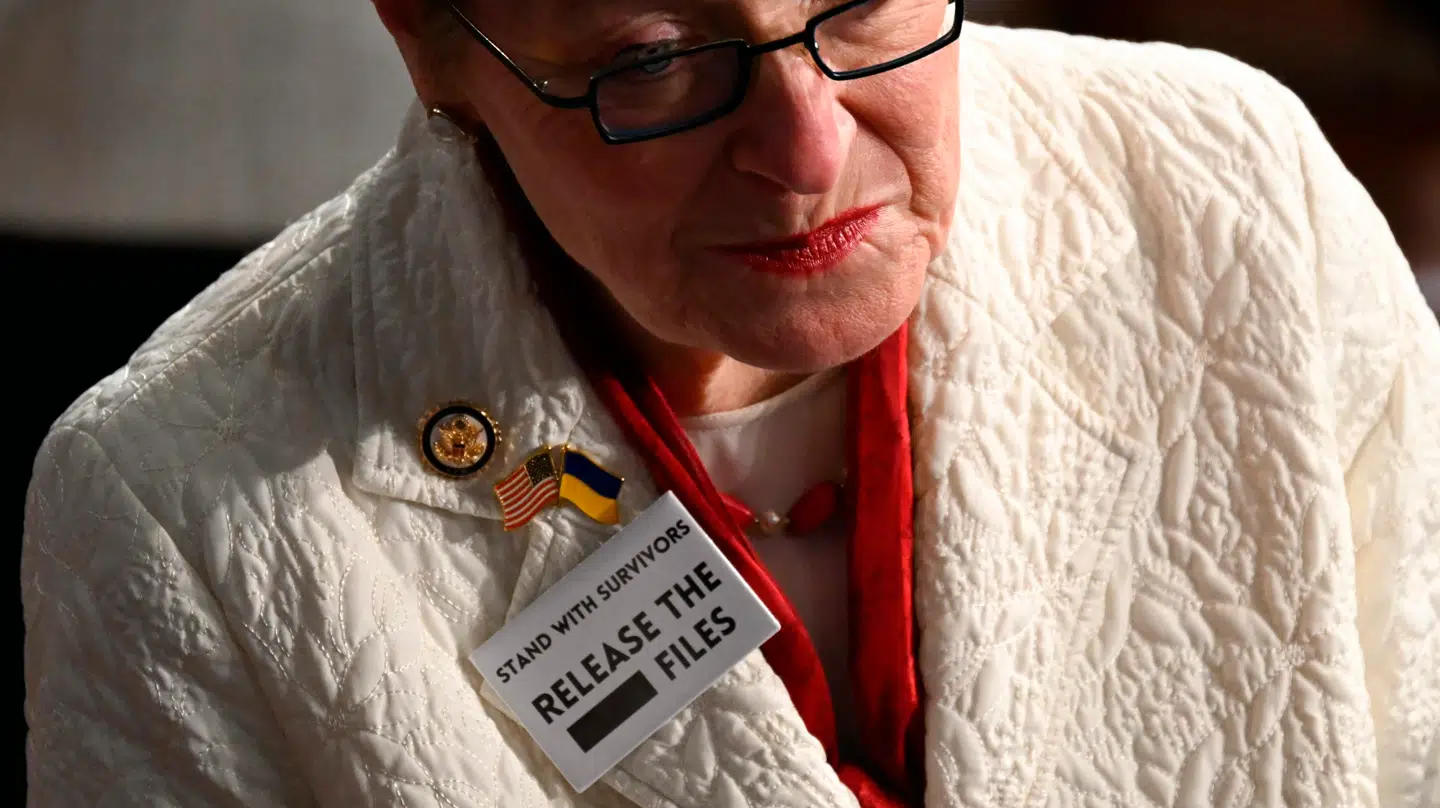 Det amerikanske kongresmedlem Marcy Kaptur bar skiltet, da hun natten til onsdag ankom til Kongressen, hvor Donald Trump holdt tale til nationen.