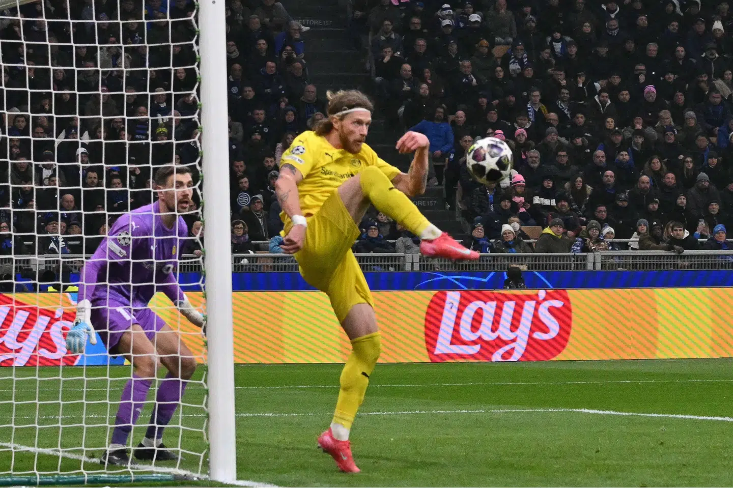 Kasper Høgh clearer foran eget mål i udekampen mod Inter.