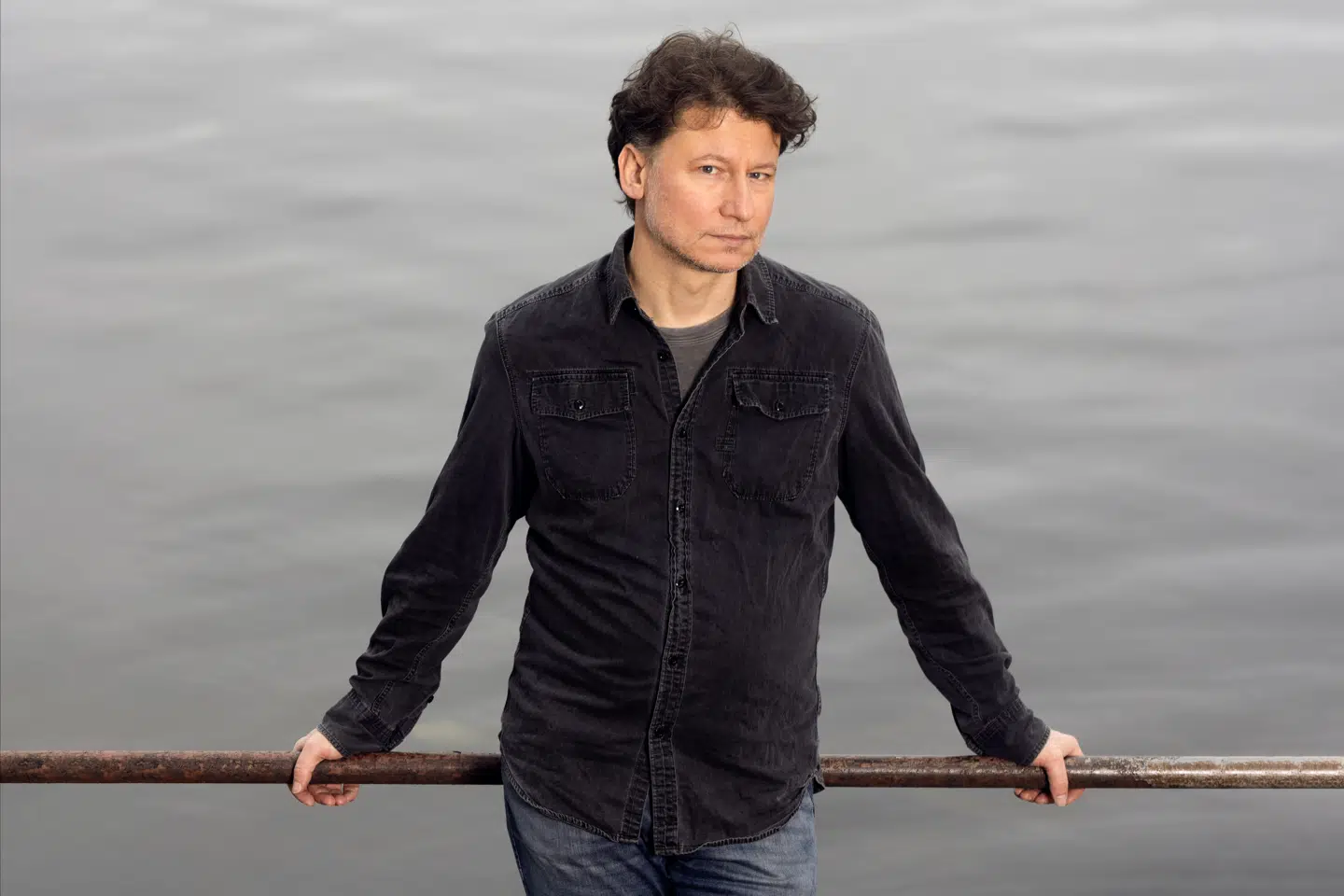 Alen Mešković blev født i Bosnien i 1977 og har boet i Danmark siden 1994. Han debuterede med digtsamlingen »Første gang tilbage« i 2009.