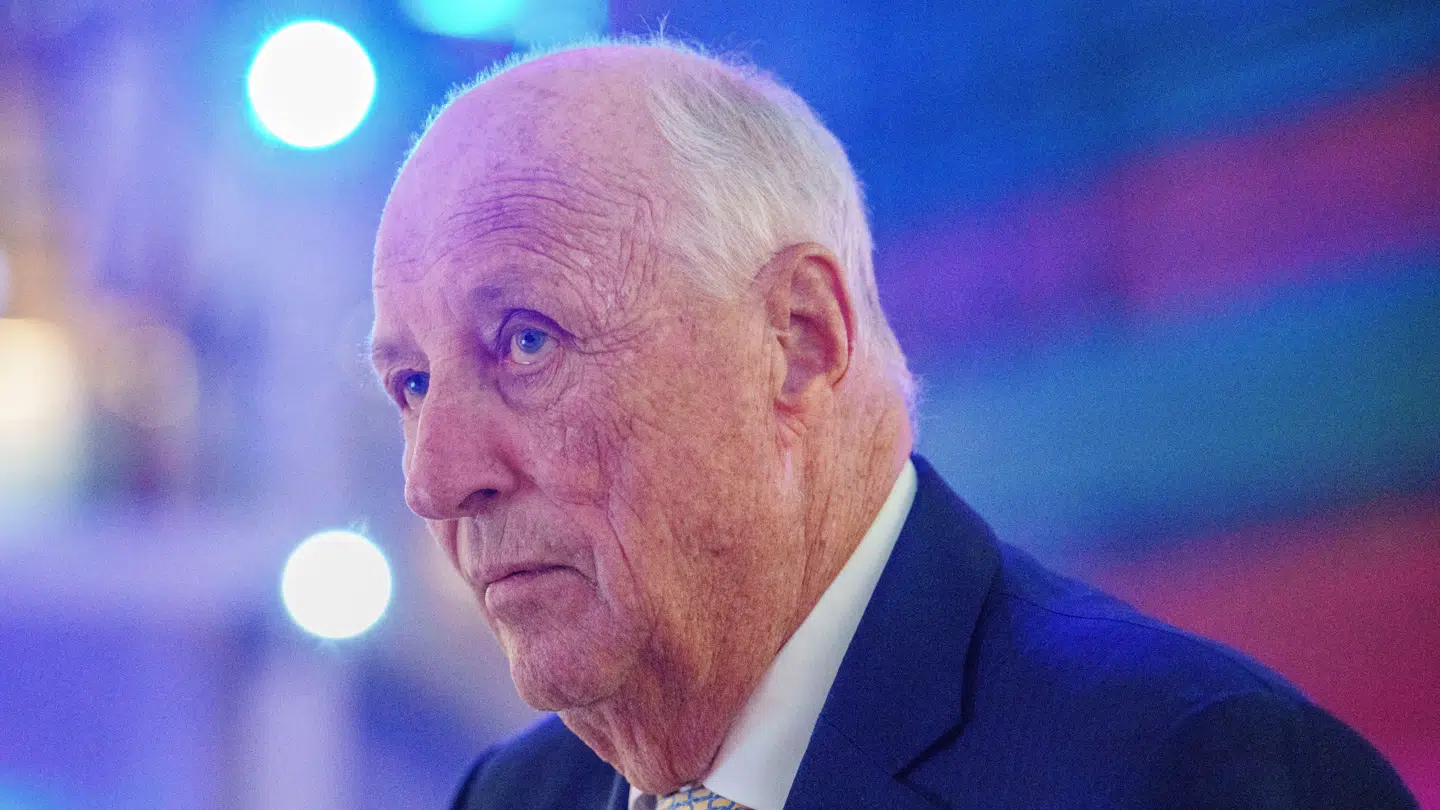 Norske kong Harald er indlagt i Spanien. Nu er hans livlæge på vej ned til ham.