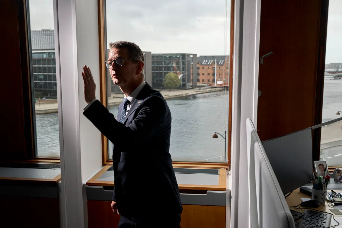 Torsten Schack Pedersen (V), minister for samfundssikkerhed og beredskab, holder kortene tæt til kroppen, når det kommer til visse dele af det nye totalberedskab.