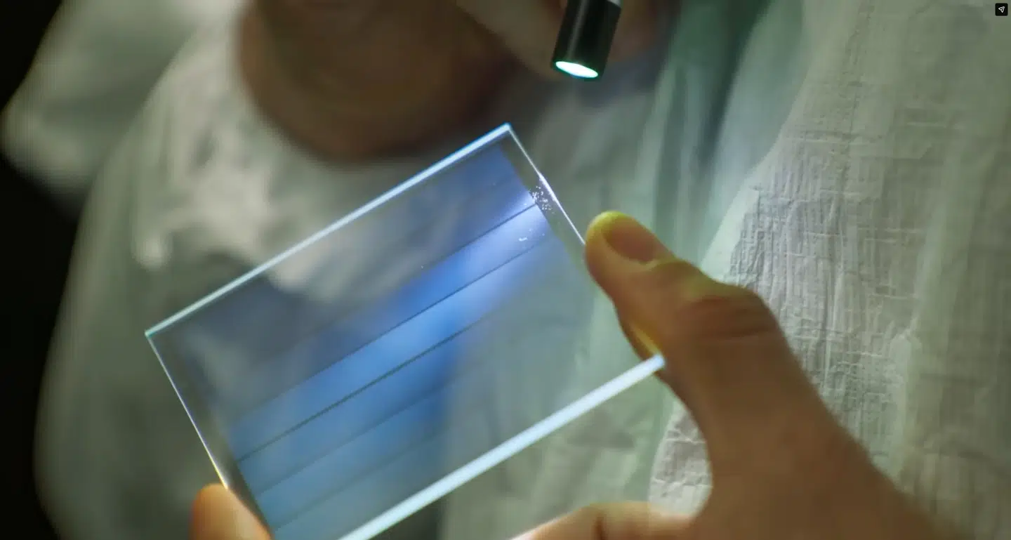 Det ser ganske enkelt ud, men faktisk vil lagrede data kunne holde i 10.000 år, og der er ikke behov for strøm til at holde dem gemt.