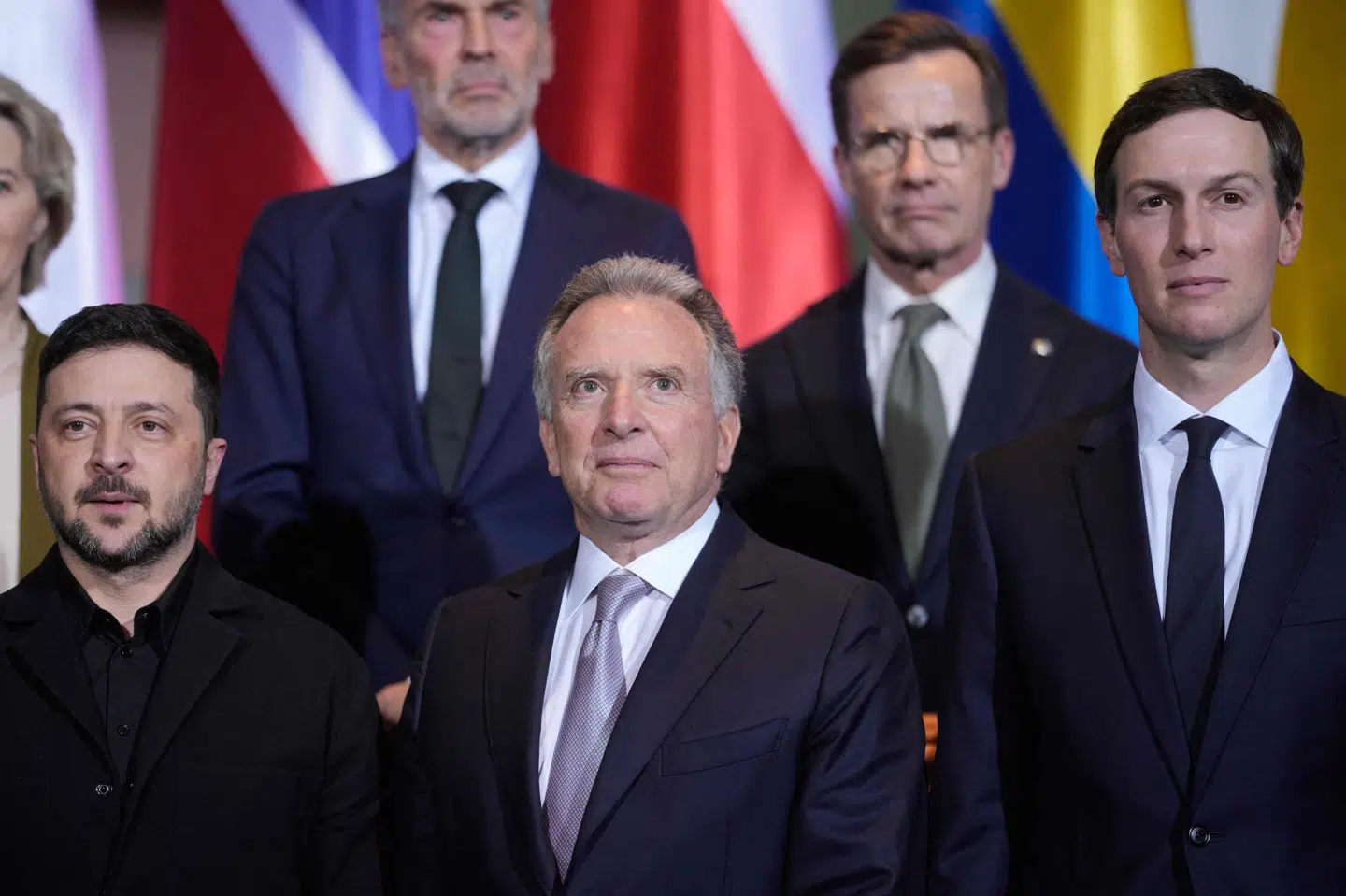 Ukraines præsident, Volodymyr Zelenskyj, står sammen med Steve Witkoff (forrest i midten) og Jared Kushner (yderst til højre). Ifølge Zelenskyj skal de to amerikanske udsendinge torsdag mødes med Ukraines chefforhandler, Rustem Umerov.