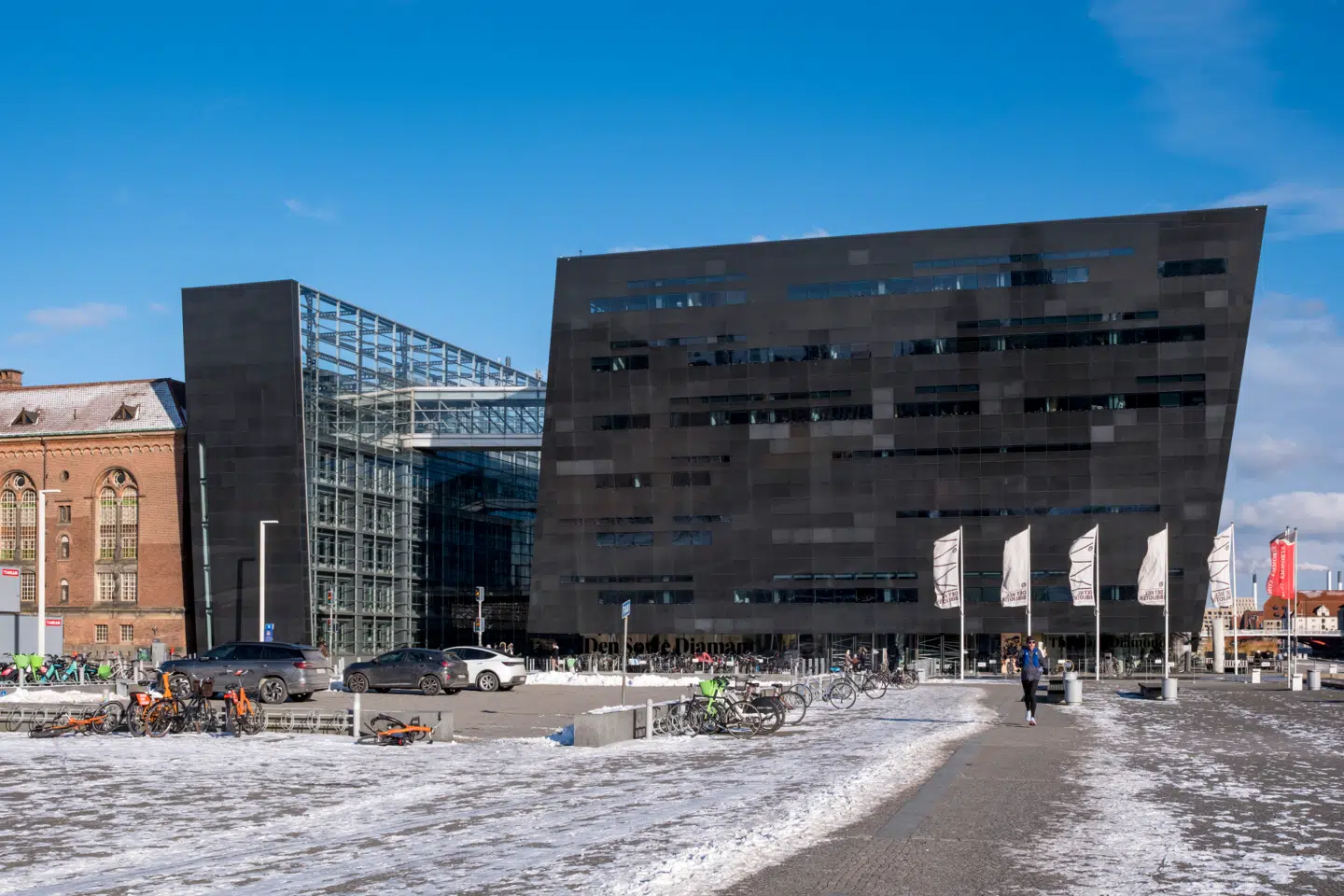 Fem demonstranter blev pludselig til 30 i Den Sorte Diamant ved Søren Kierkegaards Plads tirsdag aften, oplyser Københavns Politi.