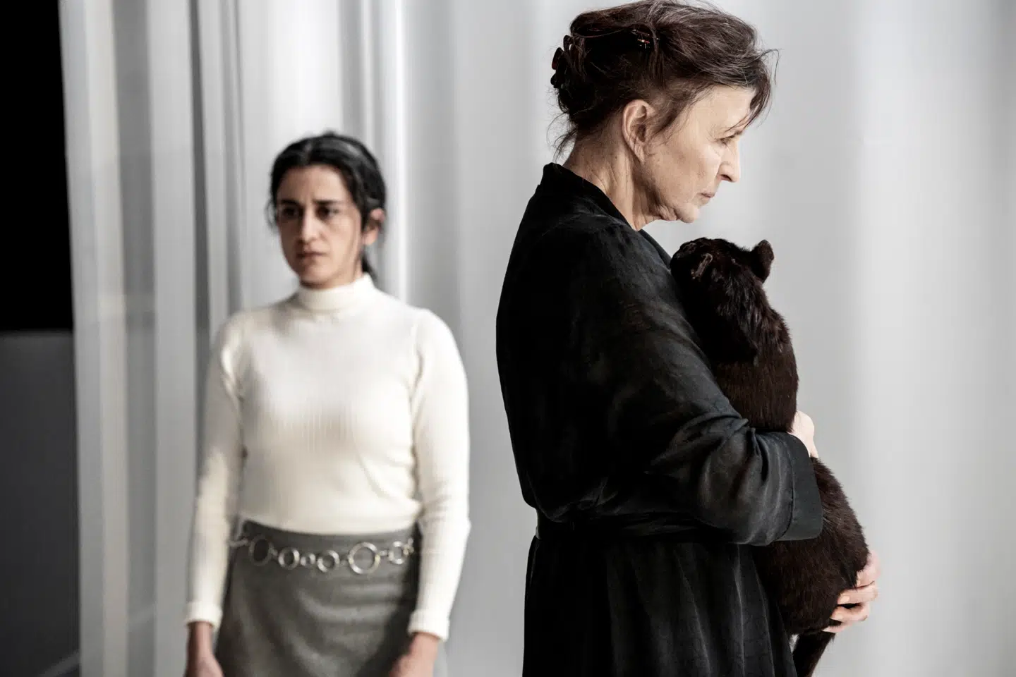 Özlem Saglanmak og Karen-Lise Mynster er med til at give de mange ord sjæl og krop.