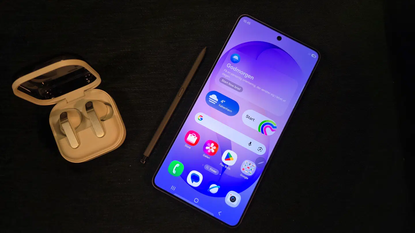 Den nye Galaxy S26 Ultra med digital pen er den hidtil tyndeste af sin slags og får følge af endnu to S26-modeller samt de trådløse Buds4-ørepropper, her i Pro-versionen med silikonepropper til at sætte ind i ørerne.