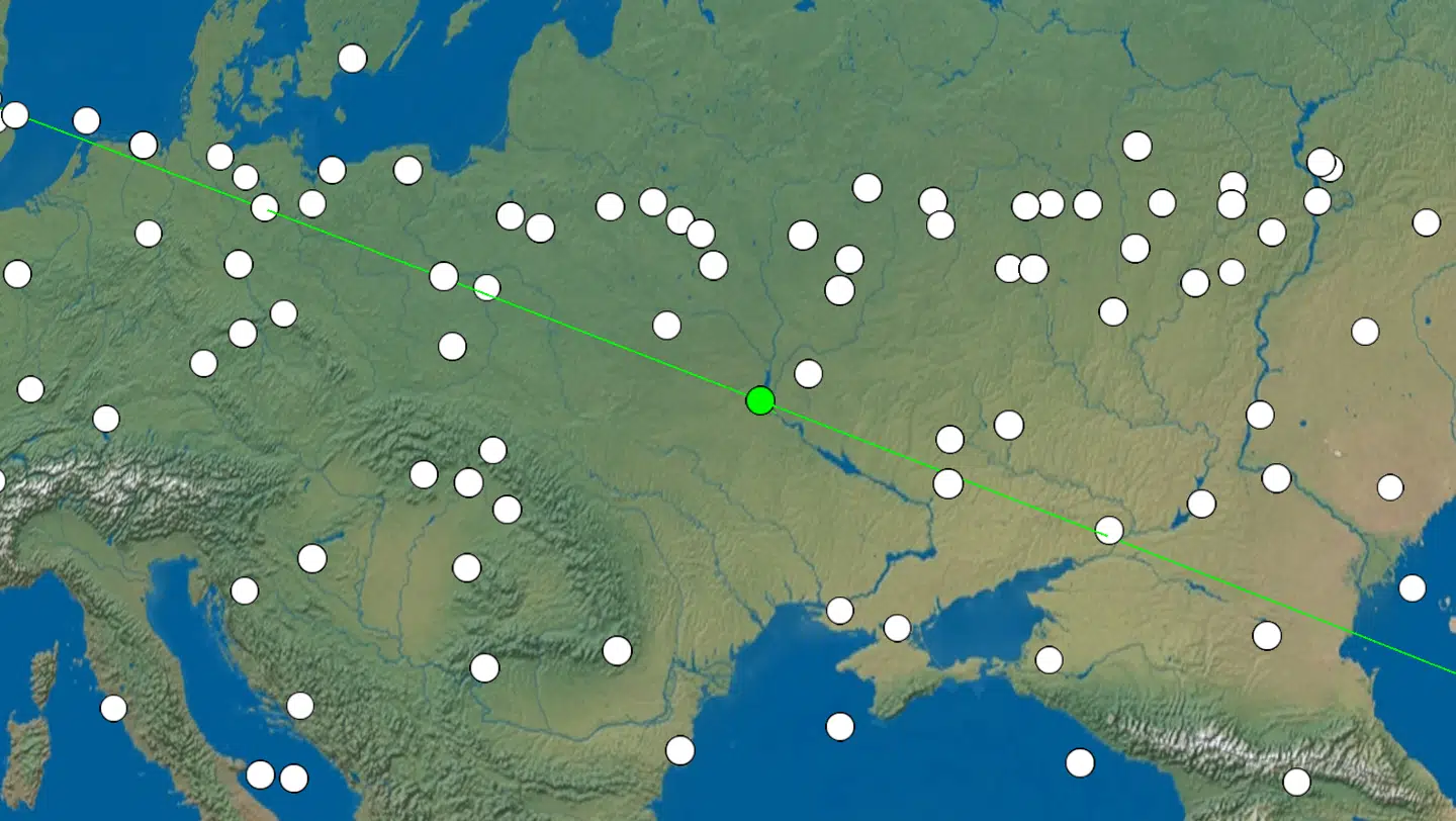De hvide prikker viser de Starlink-satelitter, som onsdag eftermiddag befinder sig over Europa og Ukraine.
