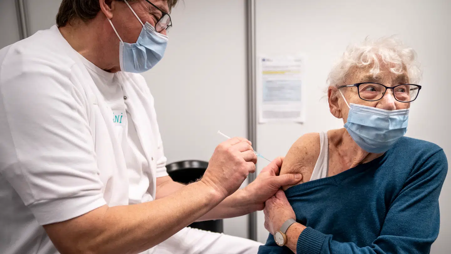 Kort før jul i 2020 blev den første vaccine mod covid-19 godkendt herhjemme og en storstilet vaccineindsats blev sat i gang.