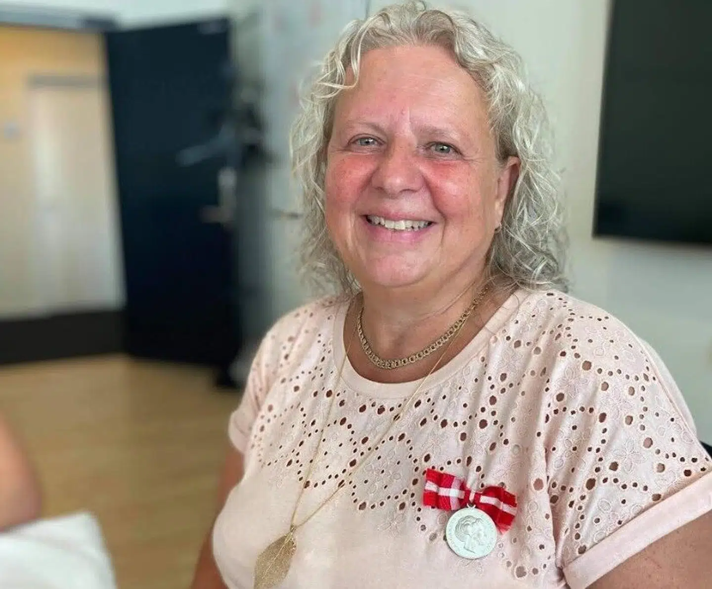 Helle Madsen er paradoksalt nok en af de boligejere, der er ramt af urimelige renteopkrævninger fra skattevæseneet. Paradoksalt, fordi Helle Madsen har fået dronningens Fortjentsmedalje i sølv for 40 års uafbrudt og tro tjeneste i, ja, Skat.