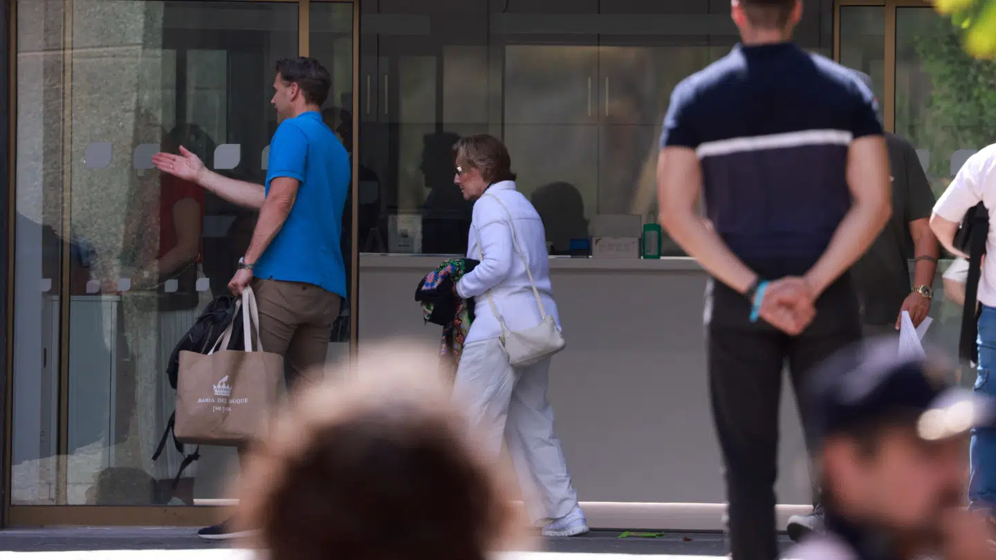 Dronningen ses her foran hospitalet.