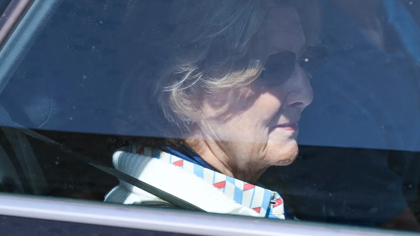 Dronning Sonja ankommer til hospitalet.