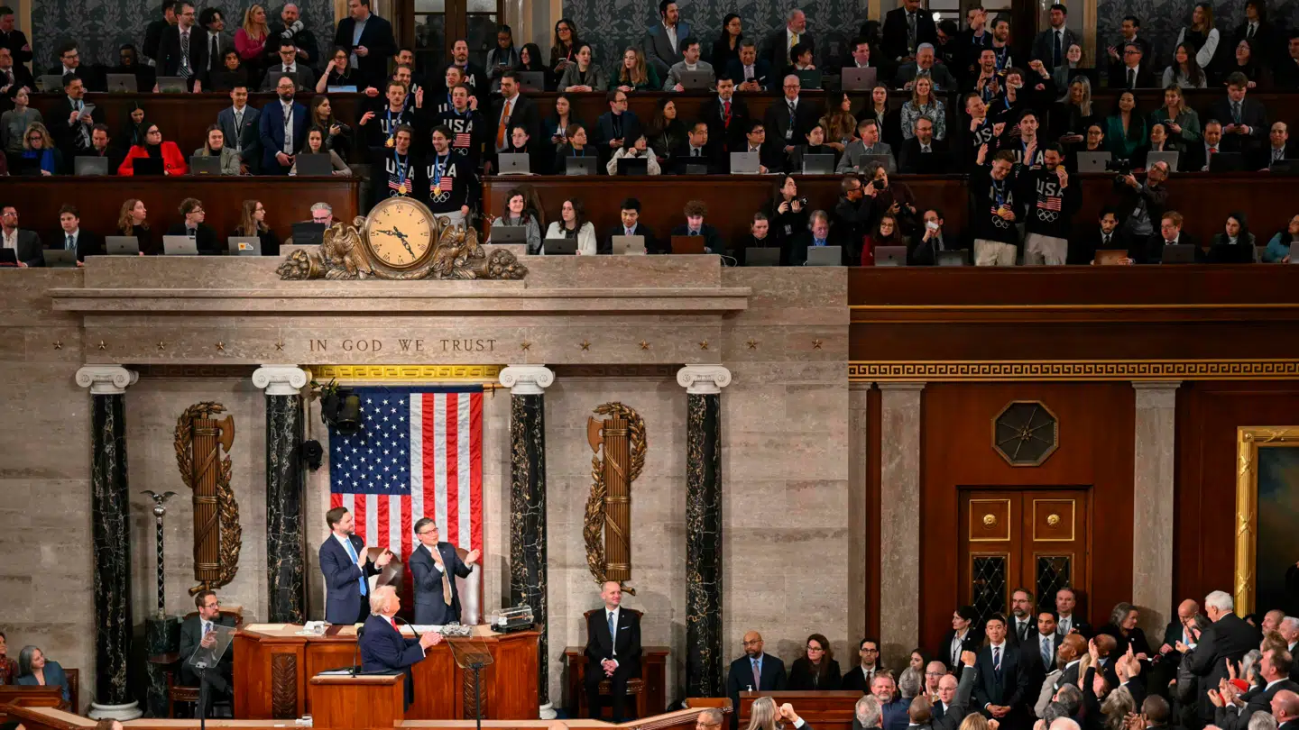 USAs præsident Donald Trump anerkender medlemmer af det amerikanske herrehold i olympisk ishockey (ovenfor), mens han holder State of the Union-talen i Repræsentanternes Hus' sal i USAs Capitol i Washington, DC, den 24. februar 2026.