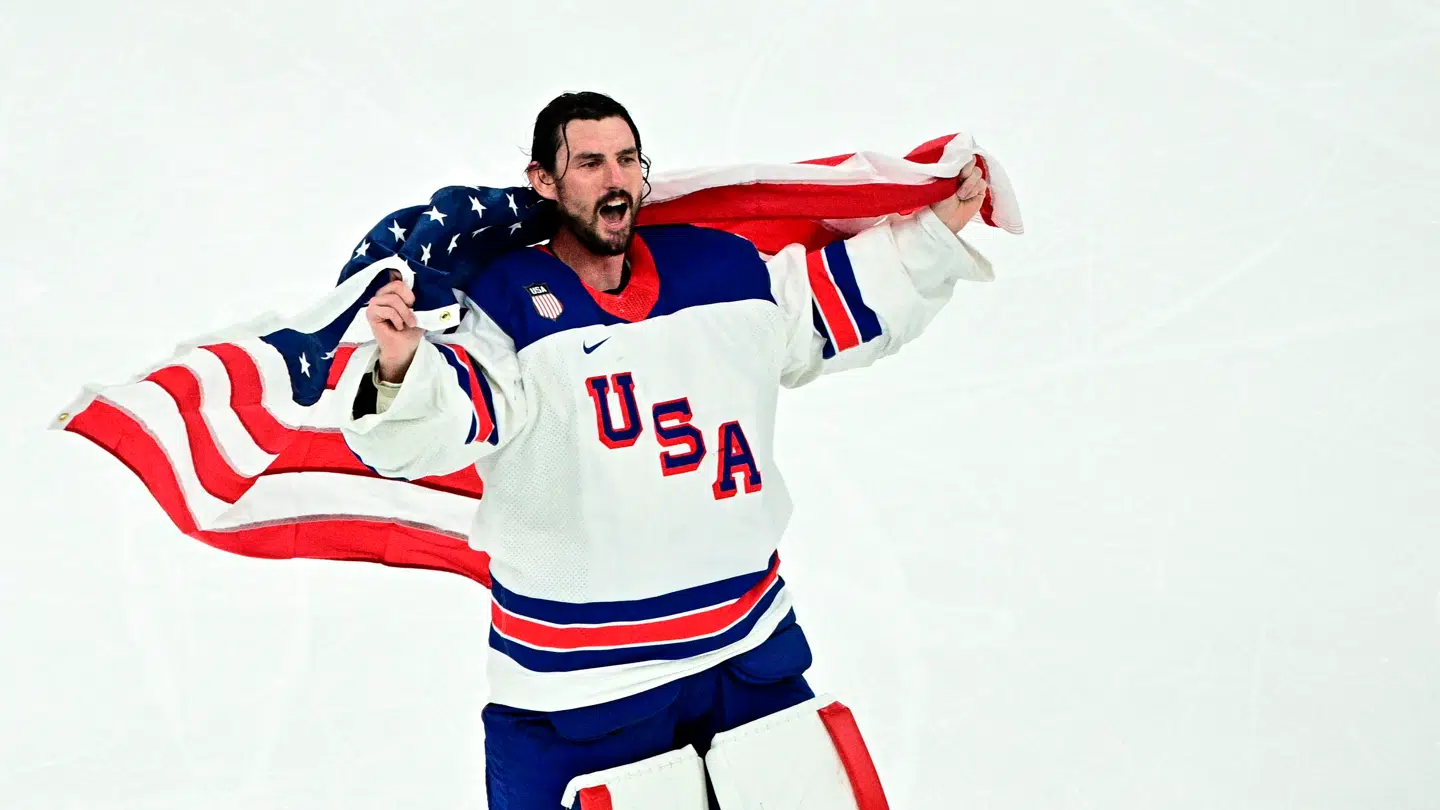 Connor Hellebuyck fejrer sejren over rivalerne fra Canada ved vinter-OL.