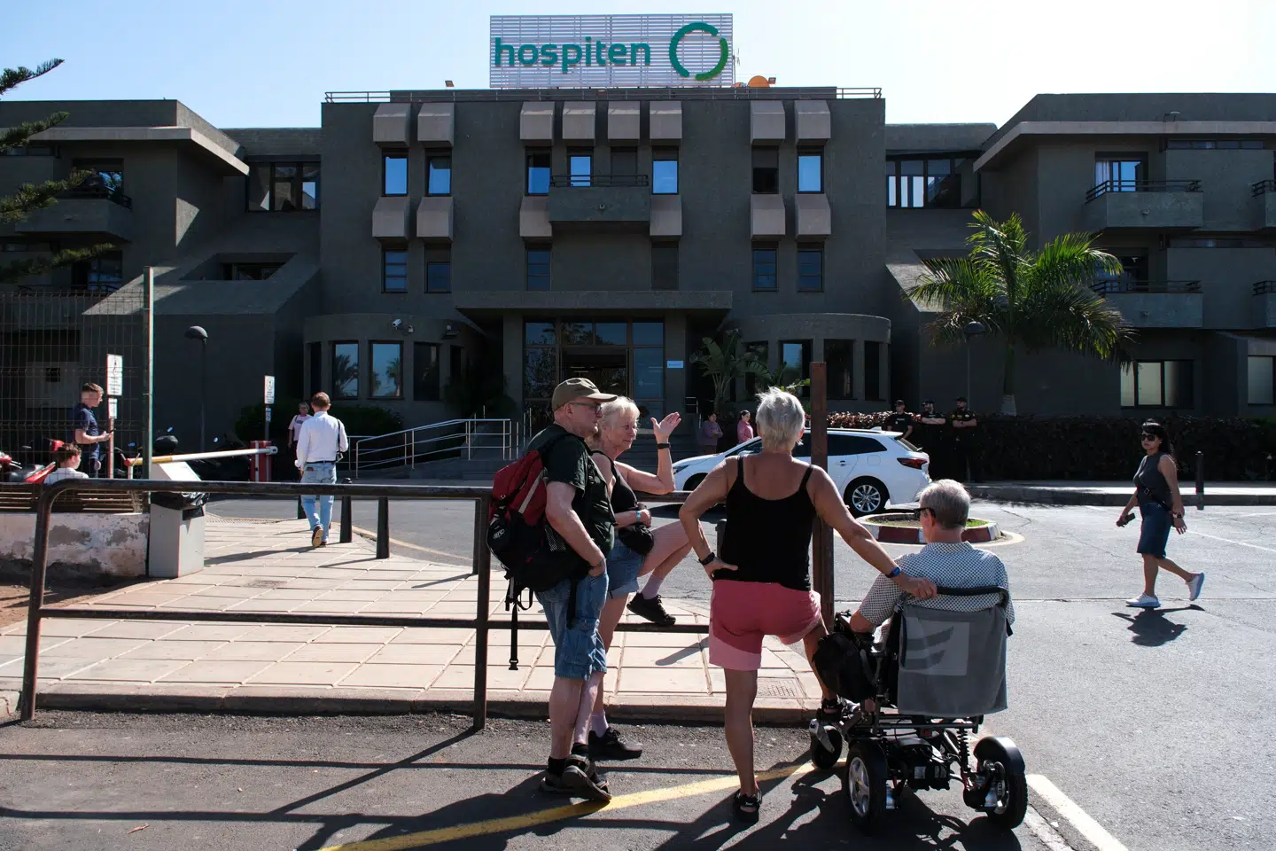 Flere af de norske turister ses her foran hospitalet.