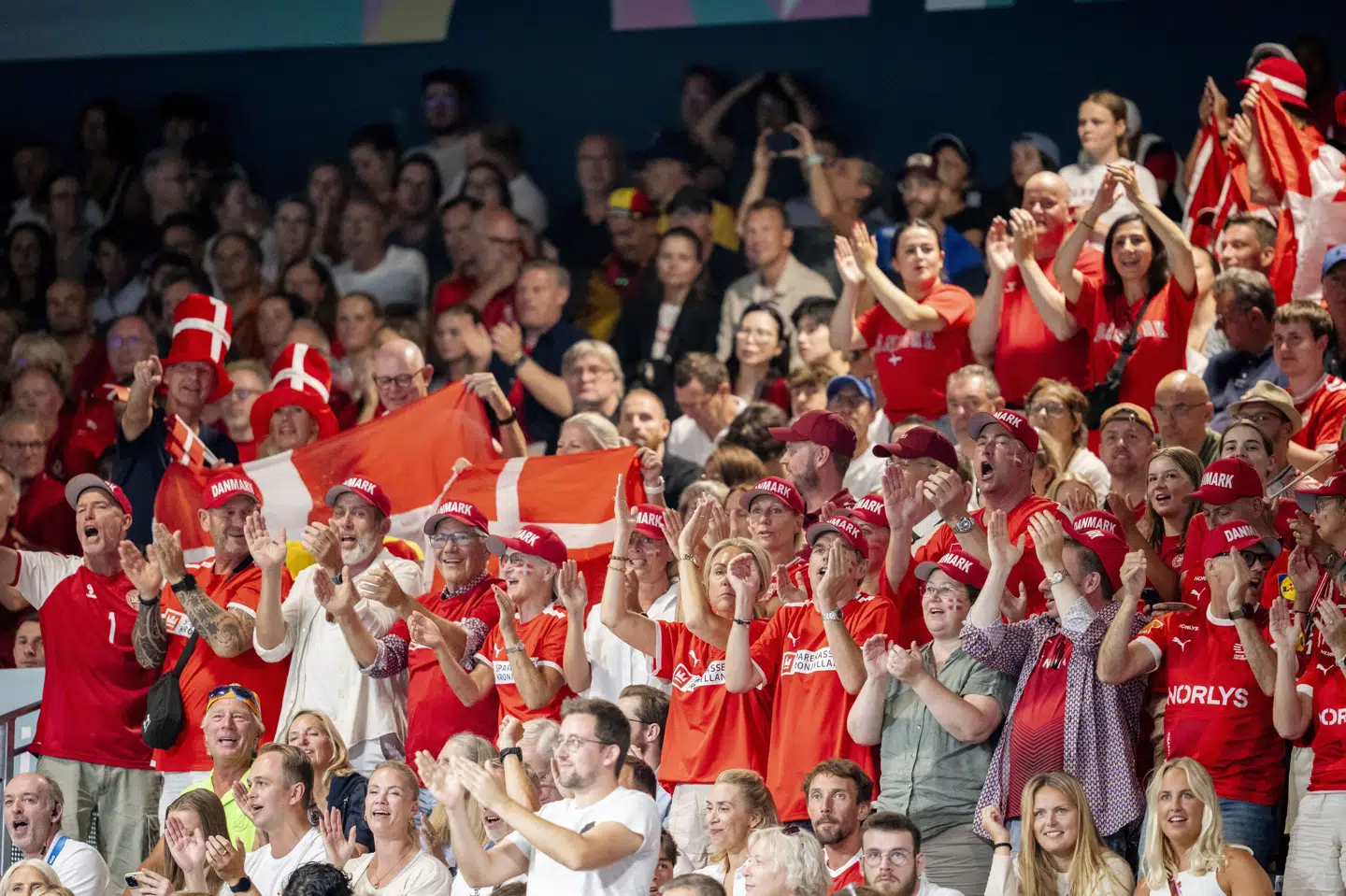 Der var masser af danske fans på lægterne, da de danske håndboldherrer i sommeren 2024 spillede kampe ved OL i Paris. Det er langtfra sikkert, at der vil være lige så stor opbakning ved sommerlegene i USA om to år. (Arkivfoto).