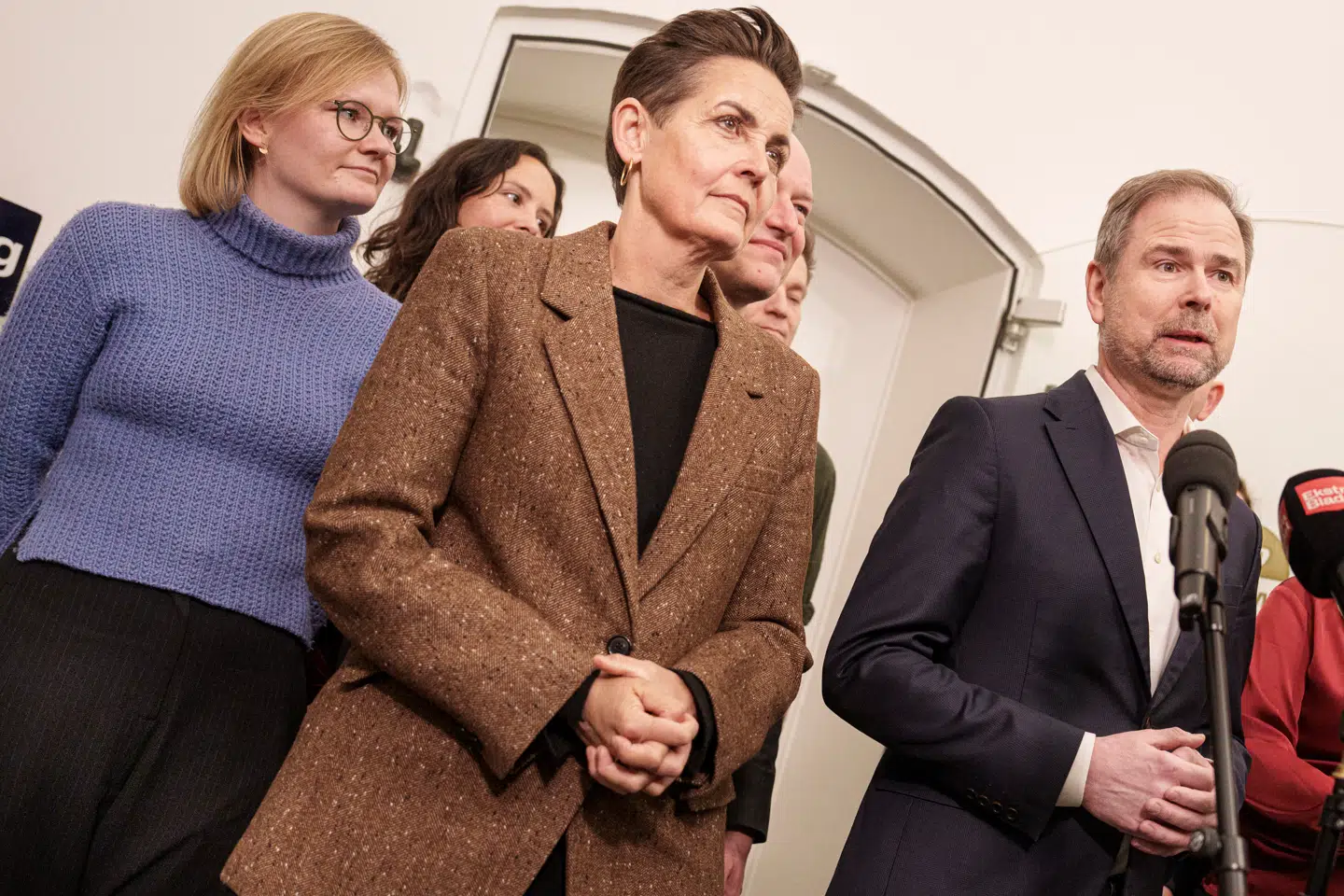 Ud over regeringen er SF og Enhedslisten også med i aftalen om en fødevarecheck. På billedet ses aftalepartierne præsentere checken i Finansministeriet.