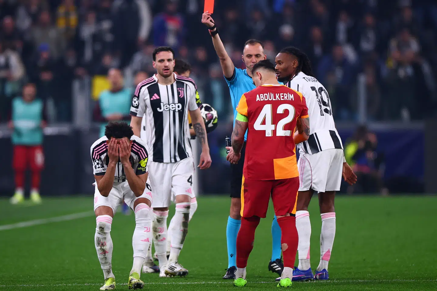 Lloyd Kelly havde åbenlyst svært ved at forstå, at han skulle have rødt kort mod Galatasaray.