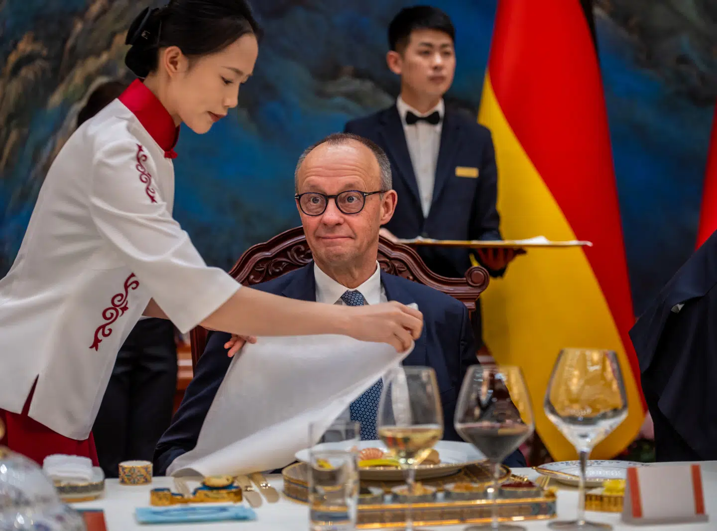 Tysklands kansler, Friedrich Merz, har forud for mødet med Xi Jinping forberedt sig grundigt, forlyder det. Her ses han til frokost i Folkets Store Hal onsdag.