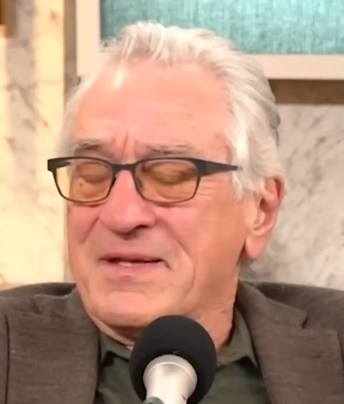 Robert de Niro blev tydeligt berørt i podcasten, som samtidig blev filmet.