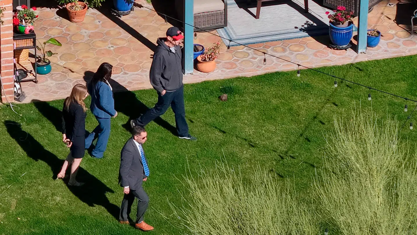 Agenter til stede på Nancy Guthries grund.