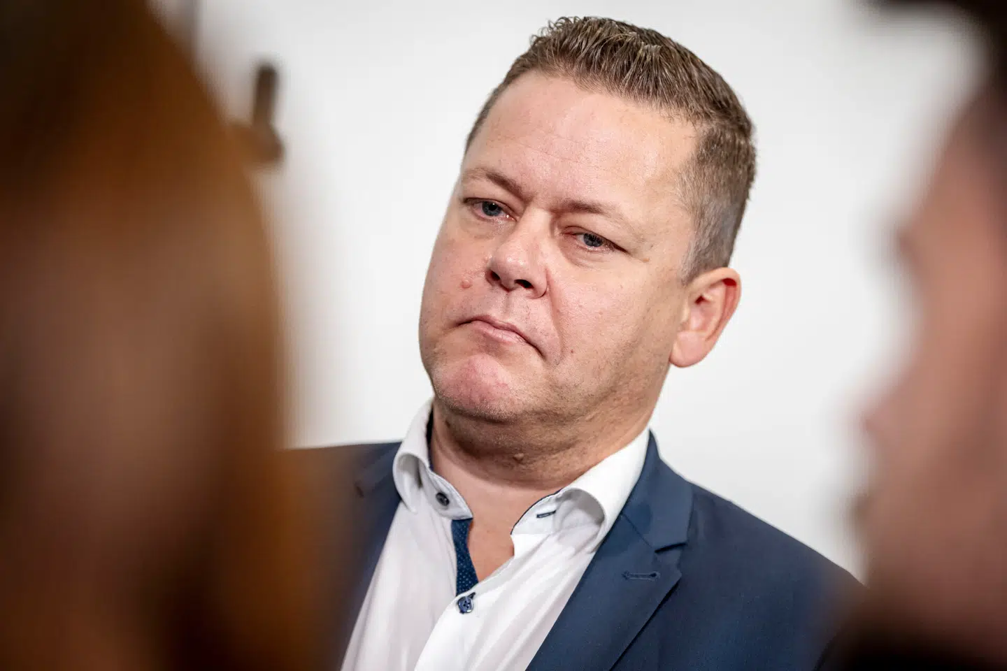 »Det er urimeligt overfor den forholdsvist lavtlønnede kassemedarbejder, som måske ikke modtager checken, at han eller hun skal lange varer over disken til arbejdsløse ikkevestlige indvandrere, der køber ind for checken,« lyder det fra Danmarksdemokraternes finansordfører Dennis Flydtkjær.