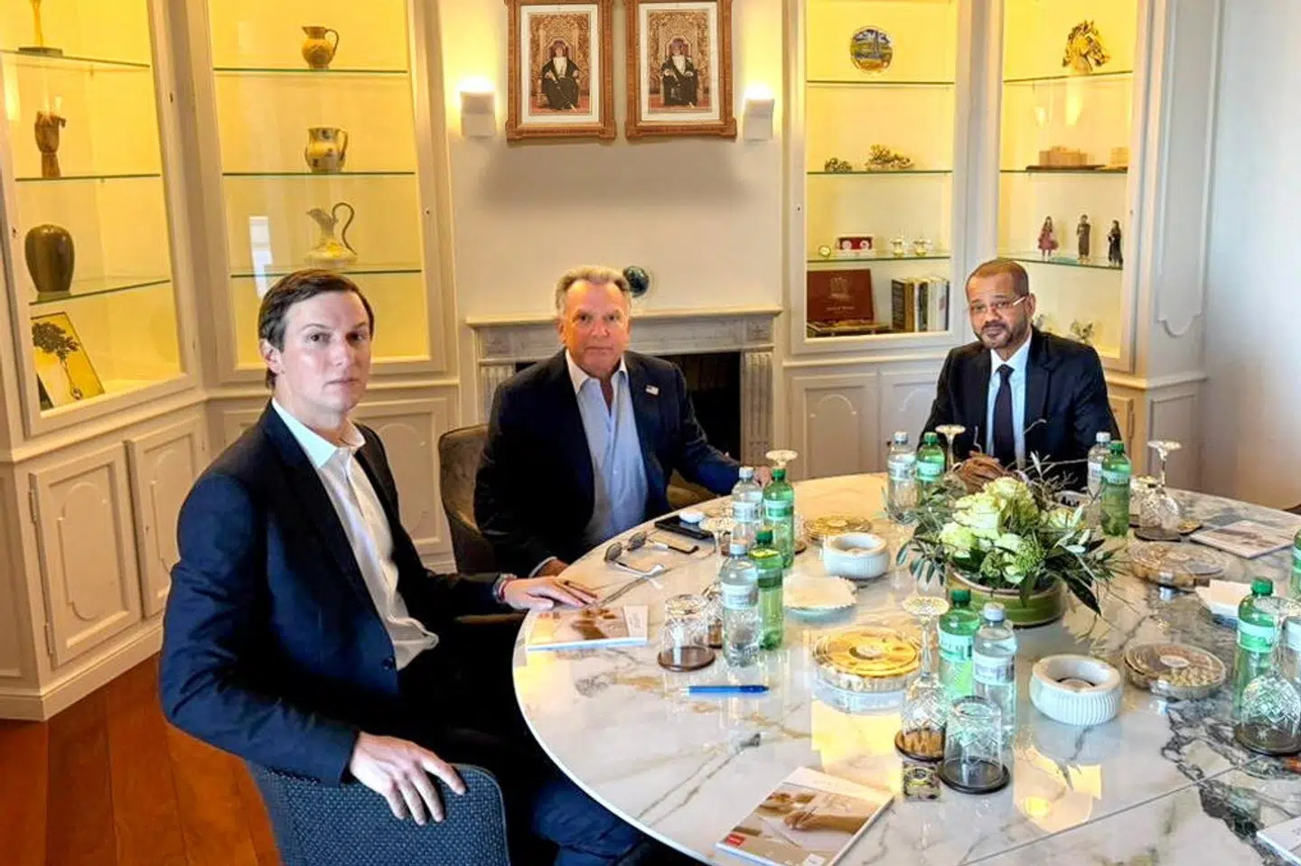 Omans udenrigsminister, Badr Albusaidi (til højre), holdt tidligere på dagen et møde med USA's udsendinge Jared Kushner (til venstre) og Steve Witkoff (i midten).