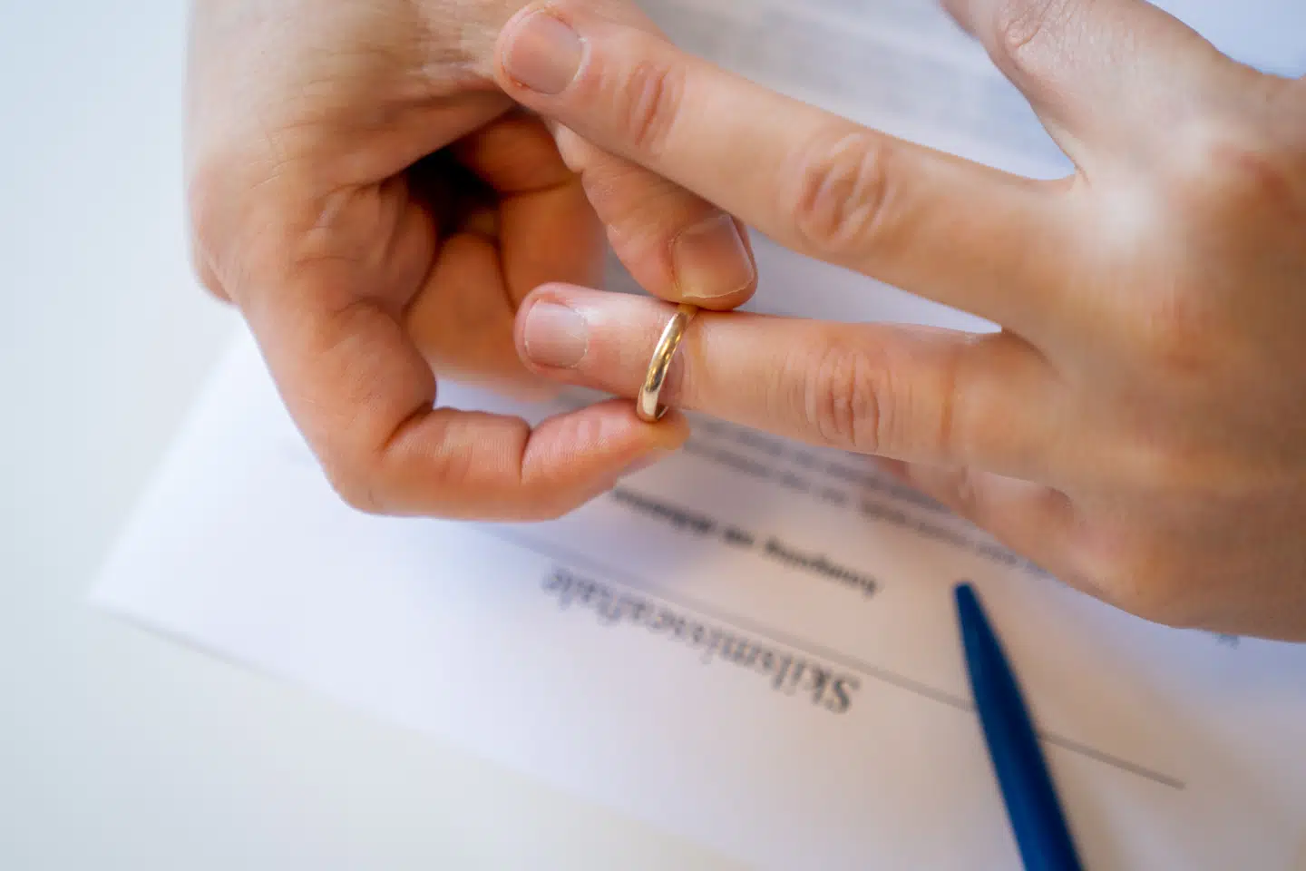 Provenu fra ejendomssalg kan blive spærret på deponeringskonto, hvis banken modtager instruks om at afvente en bodelingsaftale. Men hvad gør man, når pengene står fastlåst i månedsvis uden klar juridisk begrundelse, og ingen kan redegøre for, hvem der har myndighed til at give instruksen?