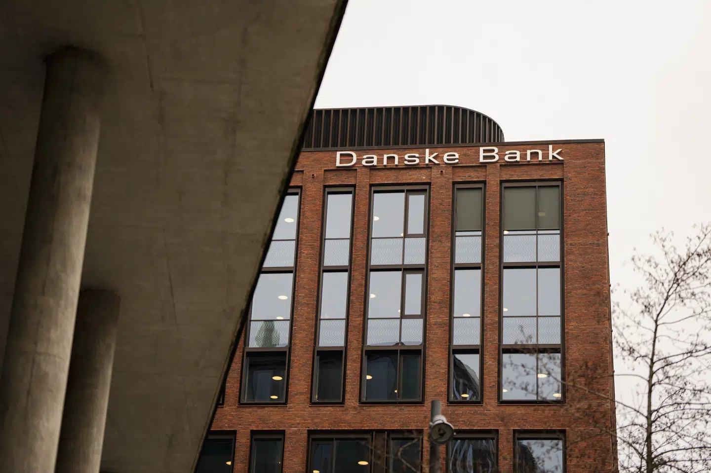 Hovedsædet for Danske Bank i Bernstorffsgade i København, onsdag den 12. februar 2025. Danske Bank tjente 23 milliarder kroner i 2025. I år forventer banken at tjene mellem 22 og 24 milliarder kroner. Nu skal der nedlægges 420 stillinger. (Arkivfoto).